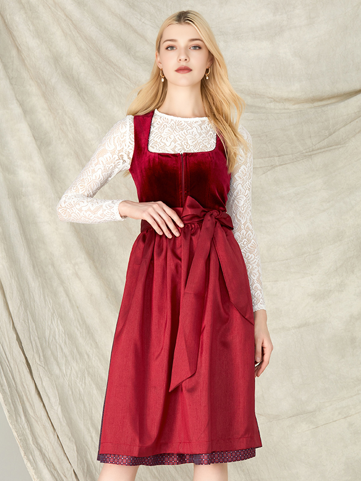 Dirndl in Rot mit modernem Schnitt