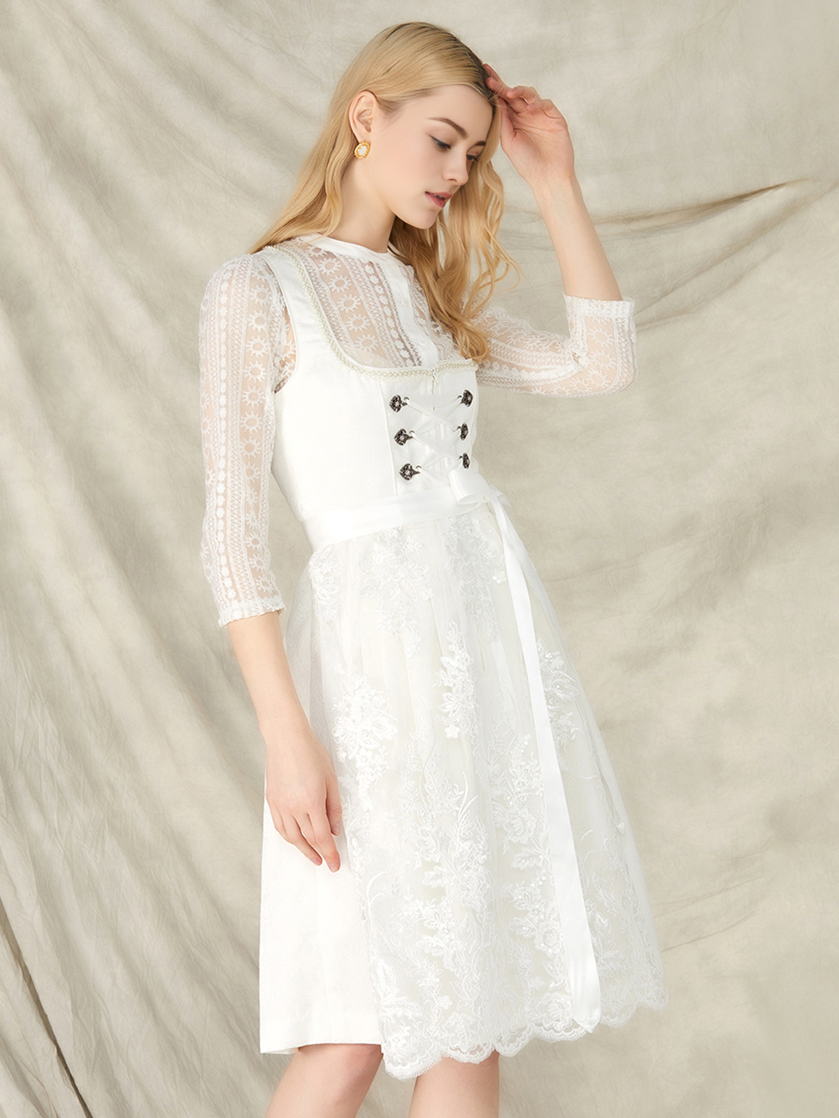 Moderne Dirndl mit schlichtem Design und eleganter Silhouette