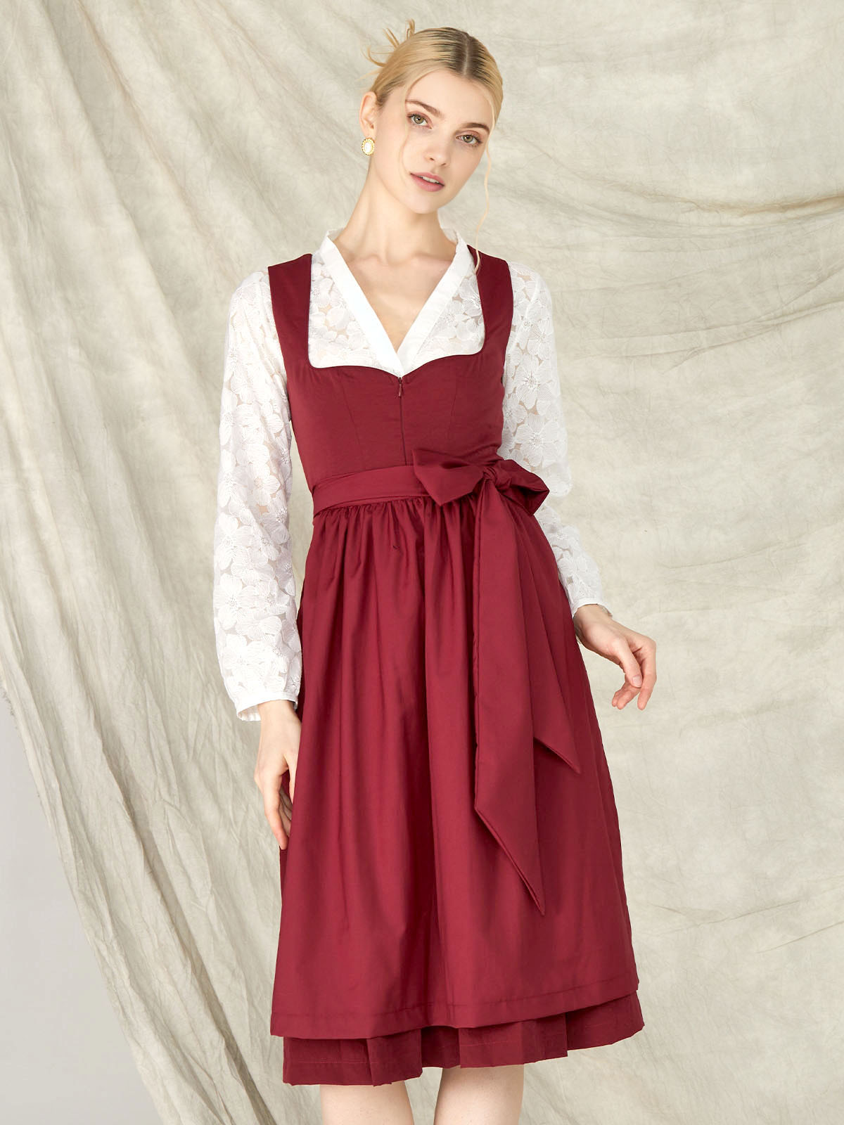 Traditionelles rotes Dirndl mit modernem Schnitt