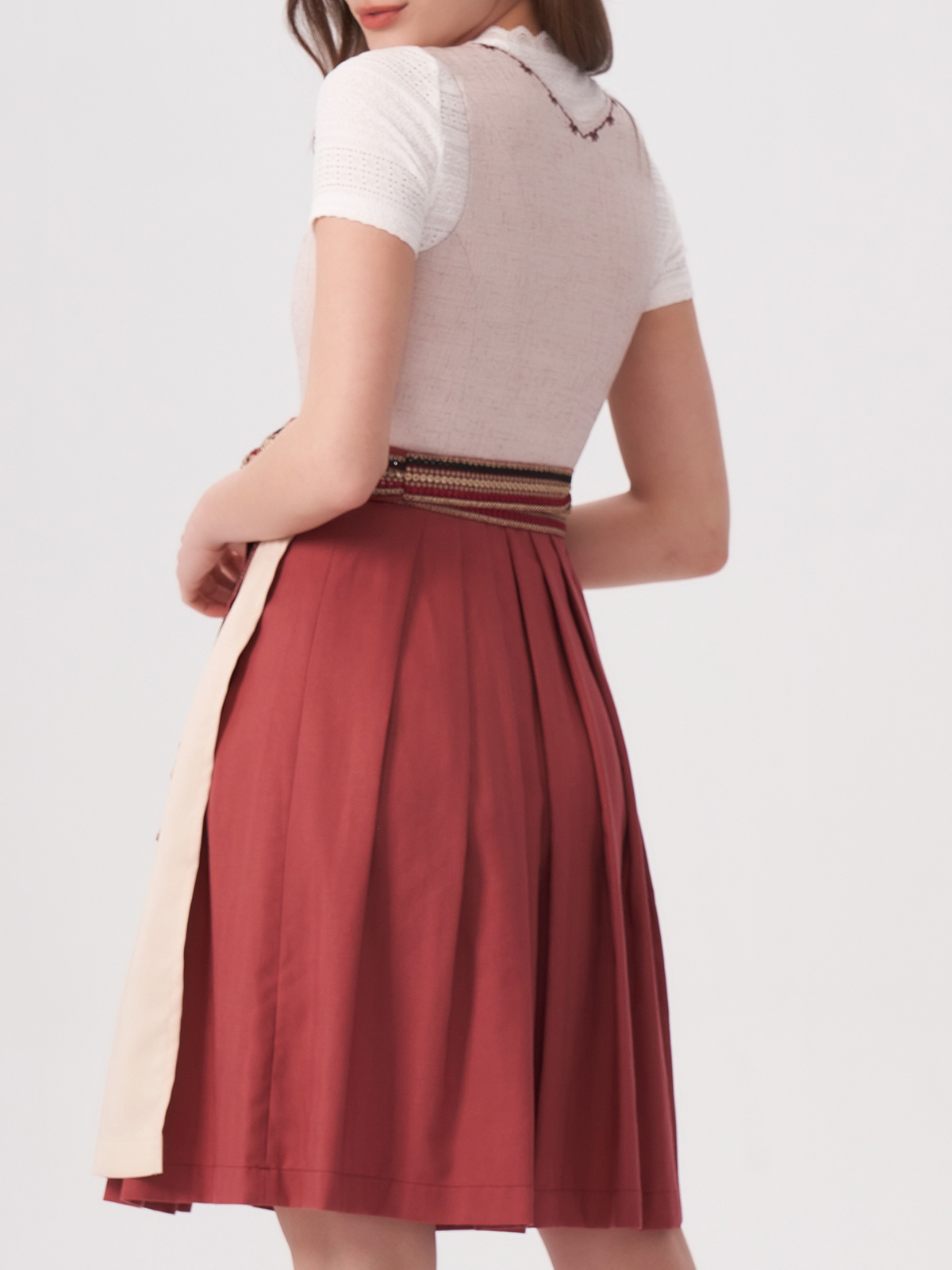 Modernes rosafarbenes Dirndl mit traditionellen Elementen