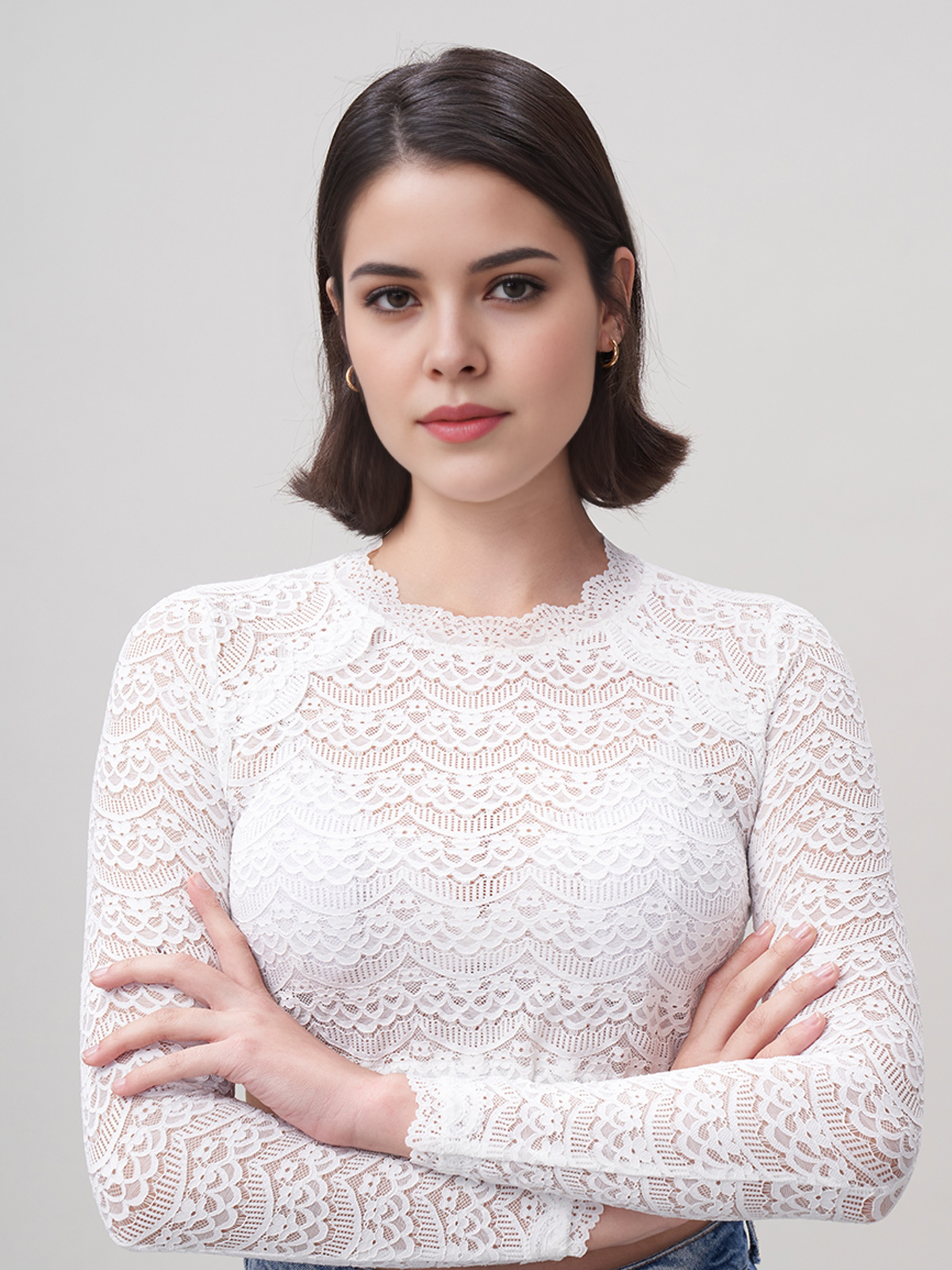 Ein elegantes langes Dirndl in Weiß mit Spitzenverzierungen – perfekt für Hochzeiten und festliche Anlässe.