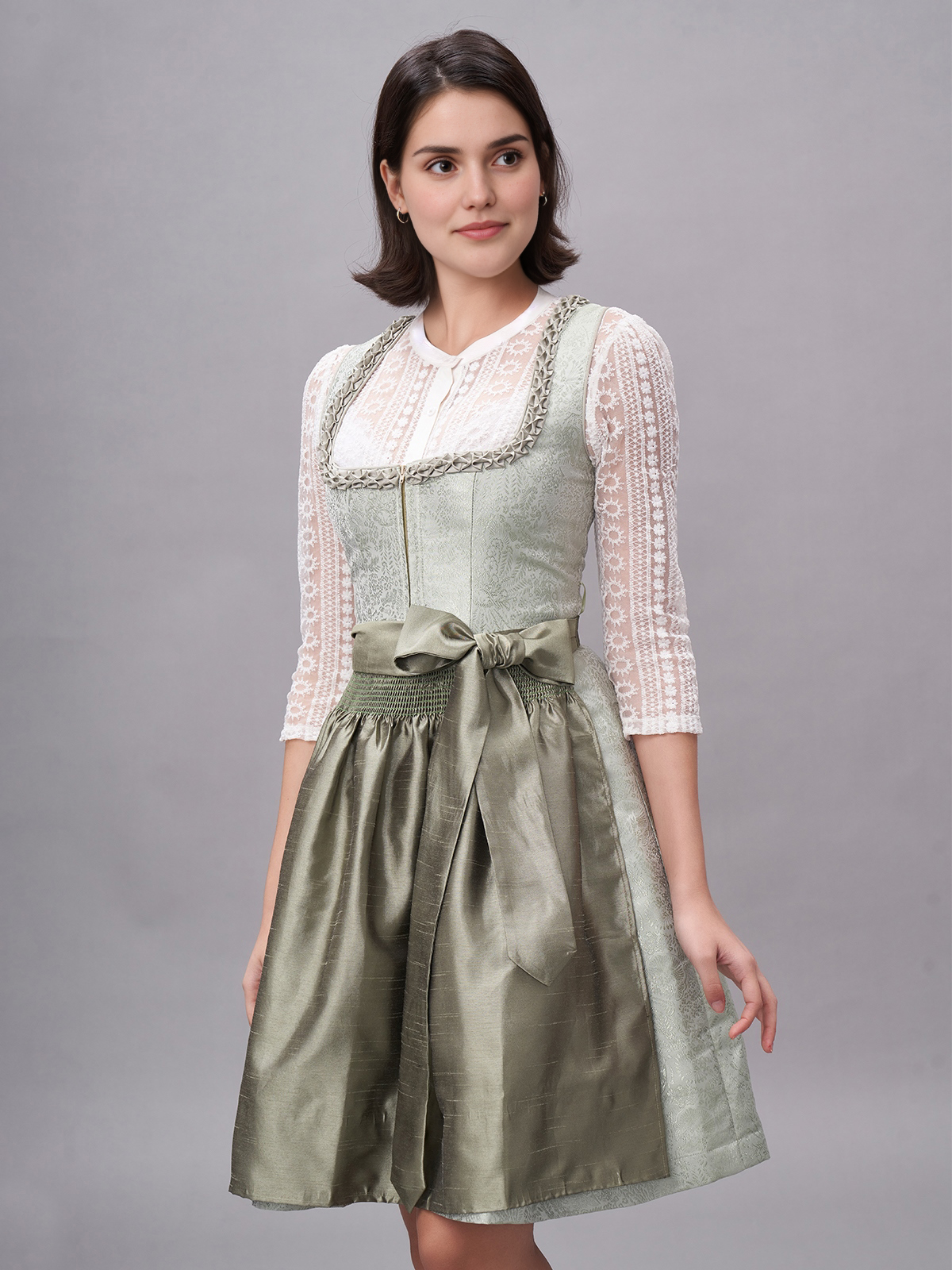 Schönes grünes Dirndl mit passendem Hemd