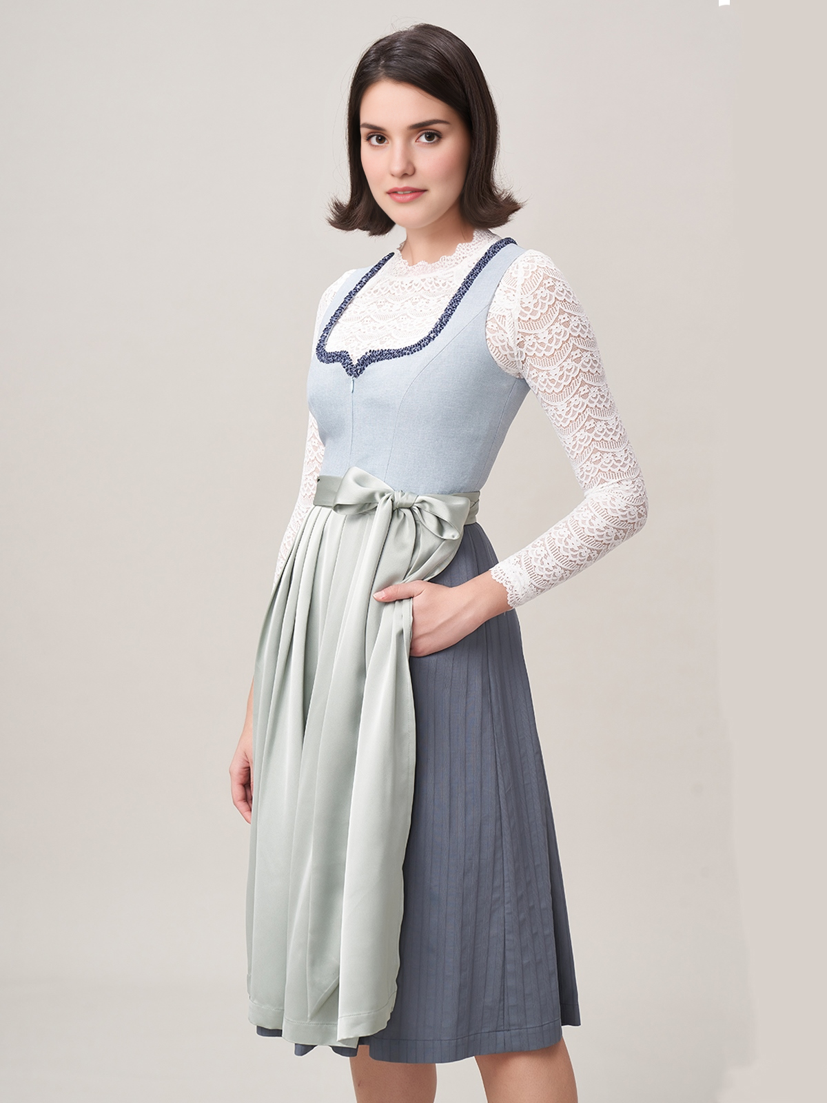 Dirndl in Dunkelblau – Eleganz mit modernem Twist