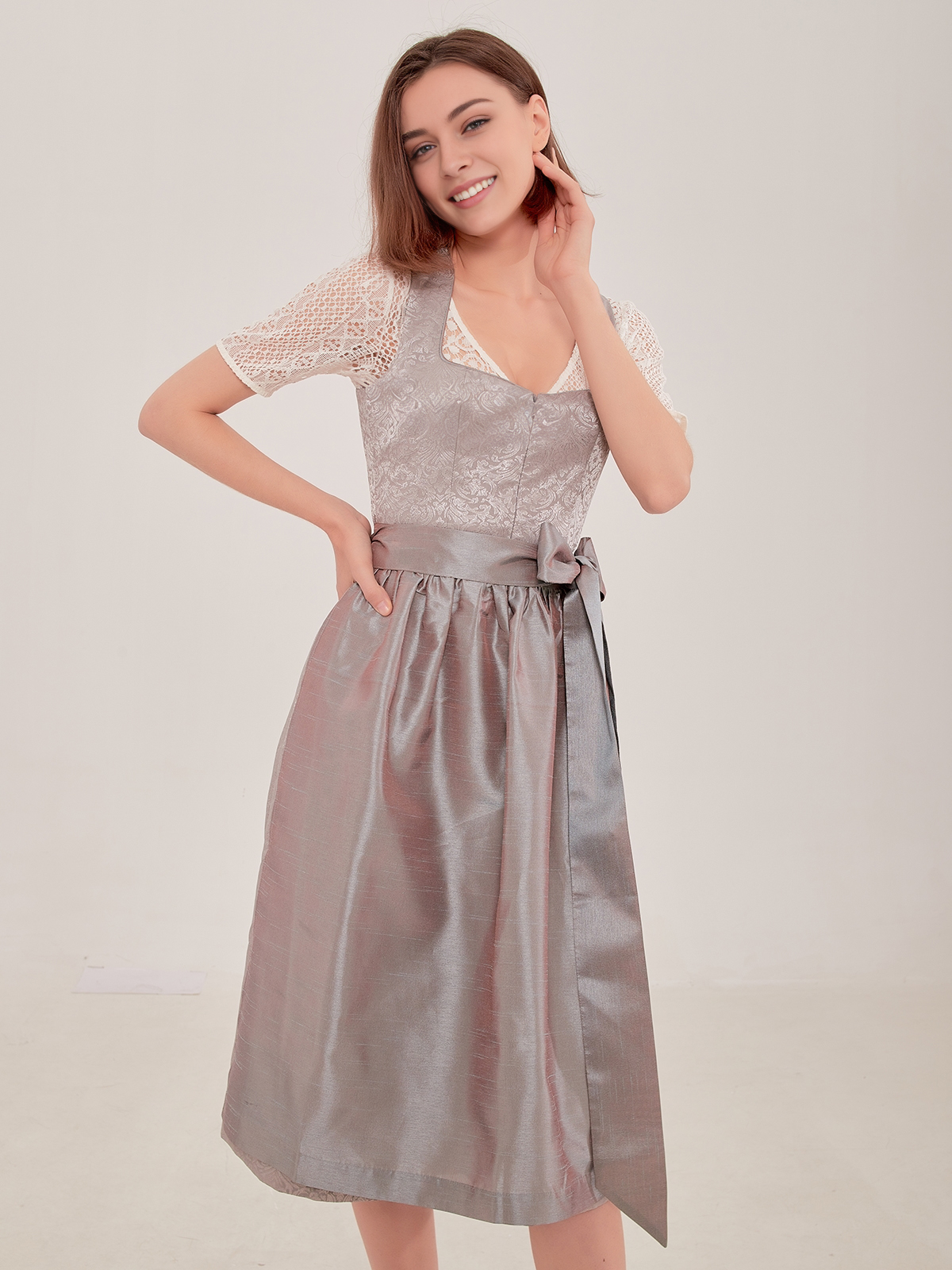 Modernes Dirndl in Grün – perfekt für den urbanen Look