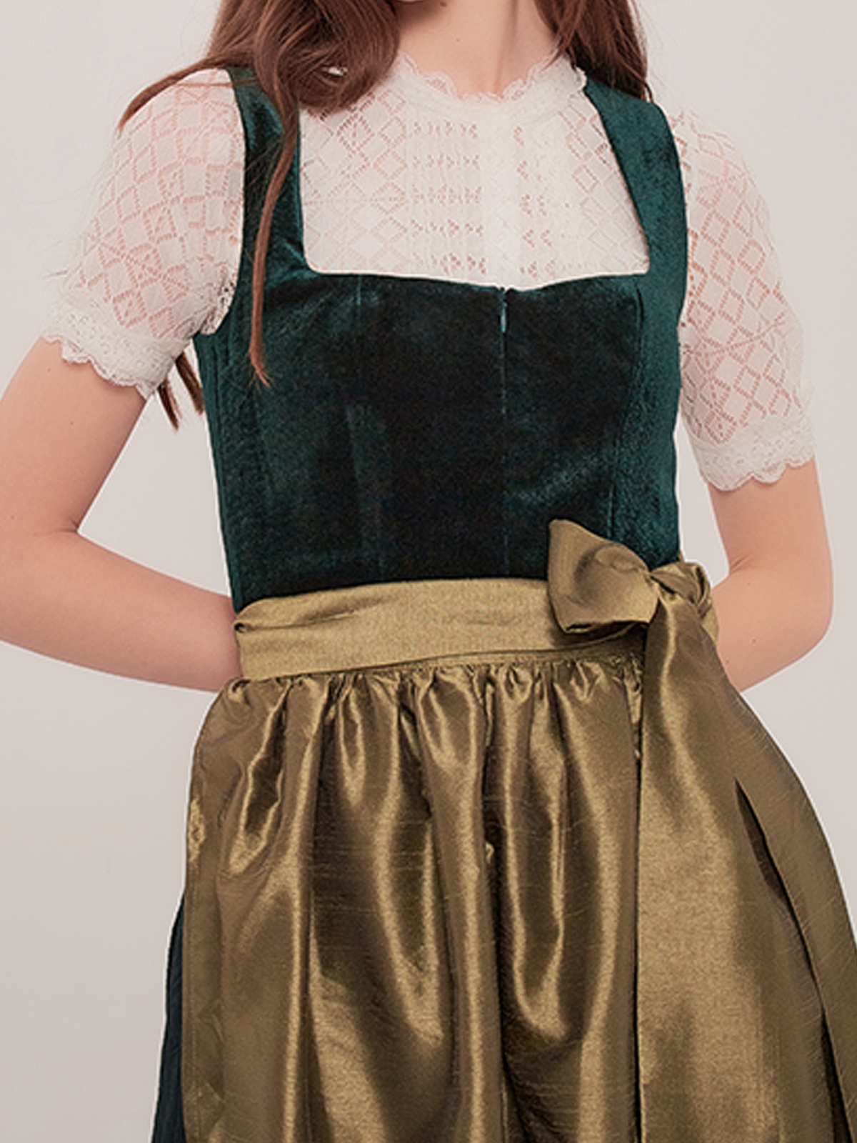 Modernes Dirndl mit weißer Bluse