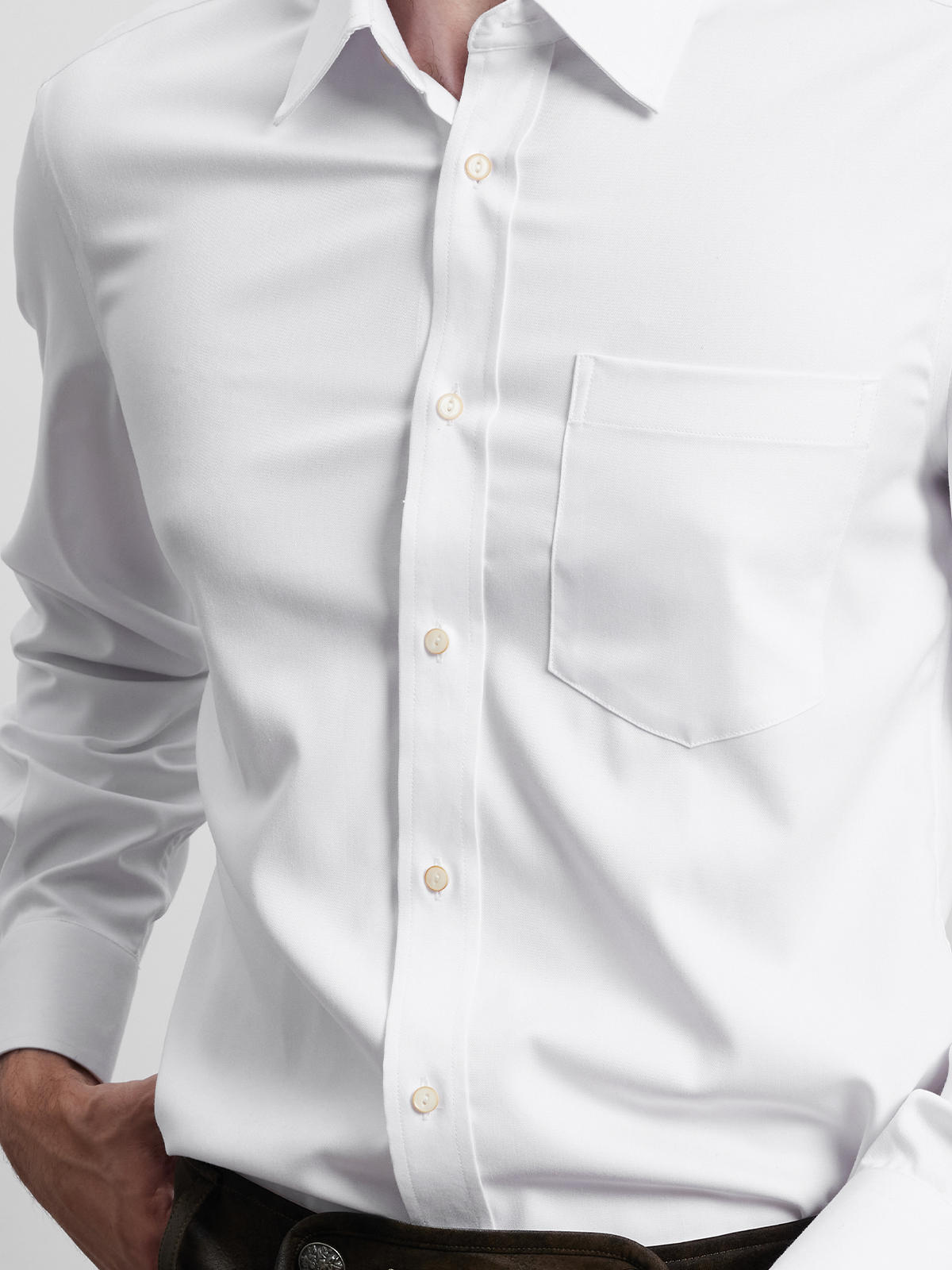 Modernes weißes Dirndl mit Spitzenbesatz