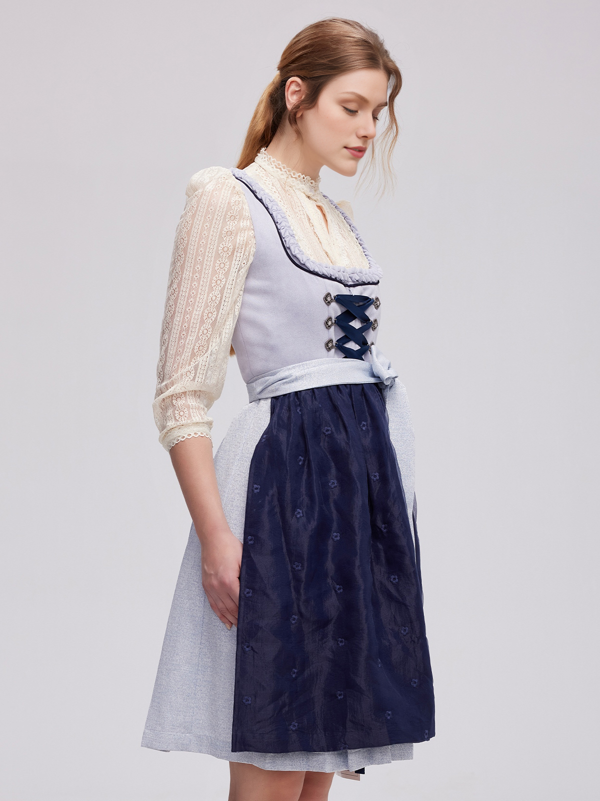 Traditionelles blaues Dirndl mit feinen Details