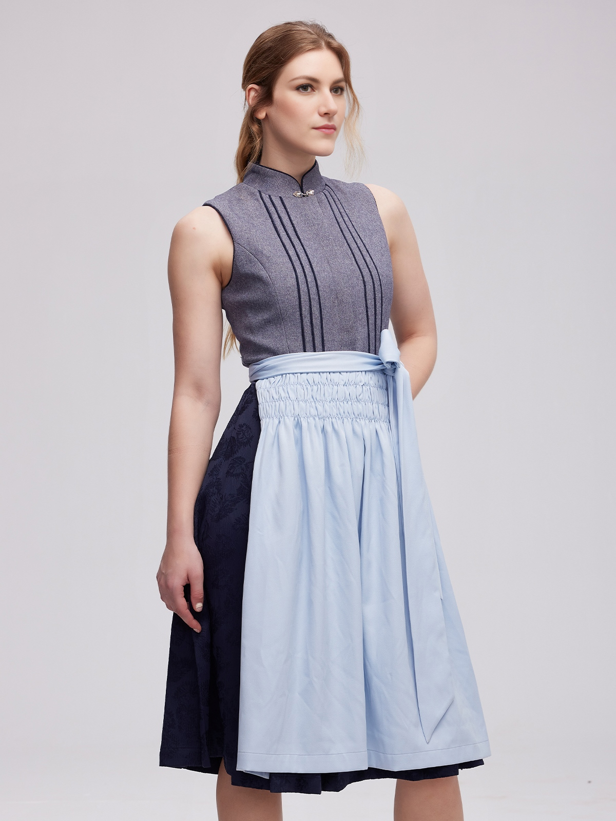Modernes Dirndl in Grau