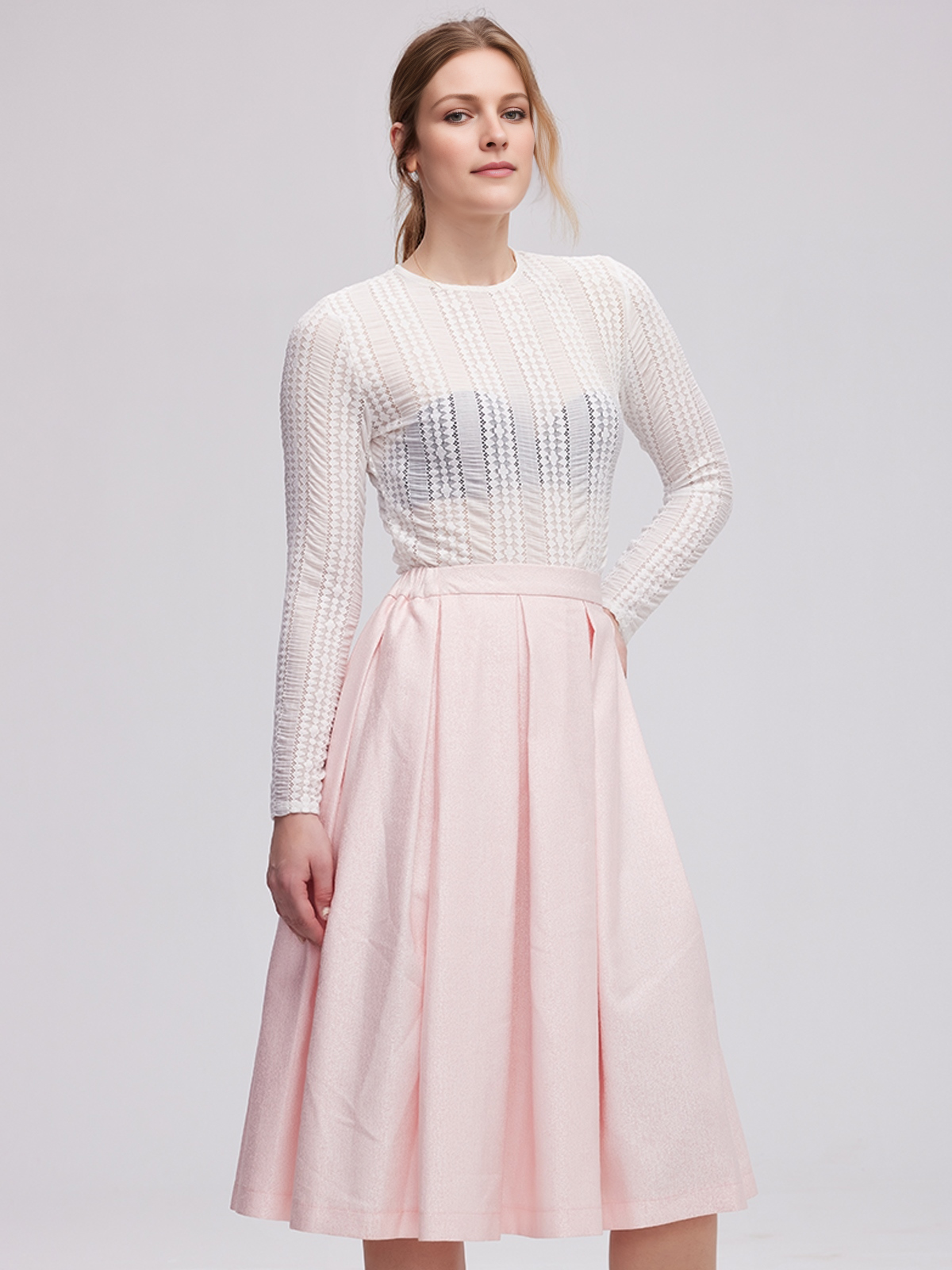 Modernes Dirndl in Rosa mit floralem Muster