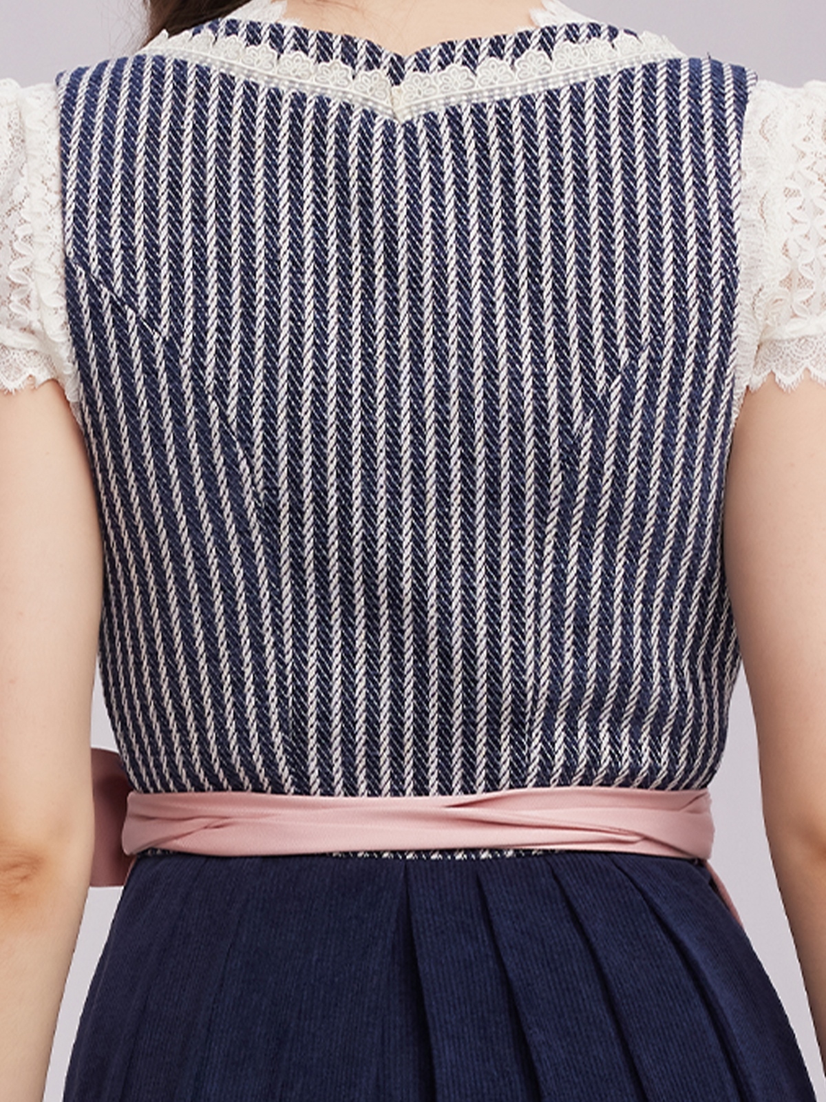 Dirndl in Blau mit traditioneller Stickerei