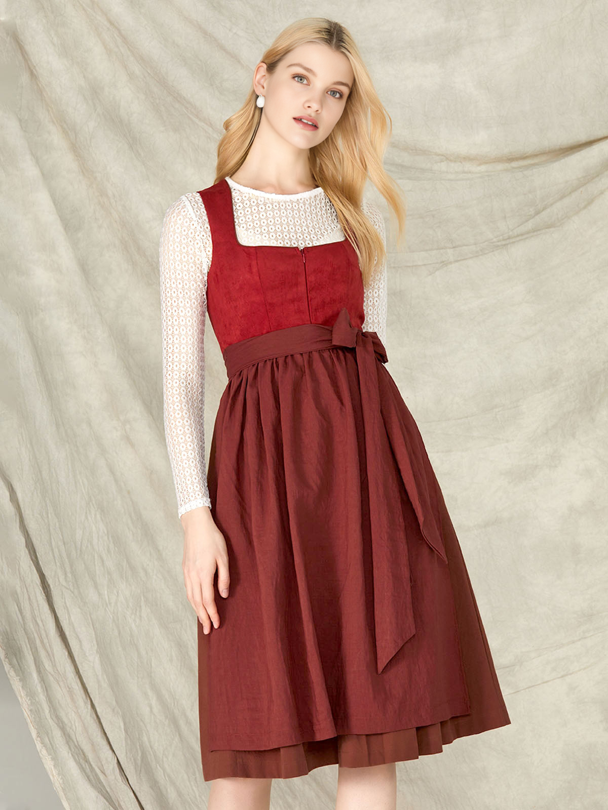 Blaues Samt Dirndl - Eleganz und Tradition