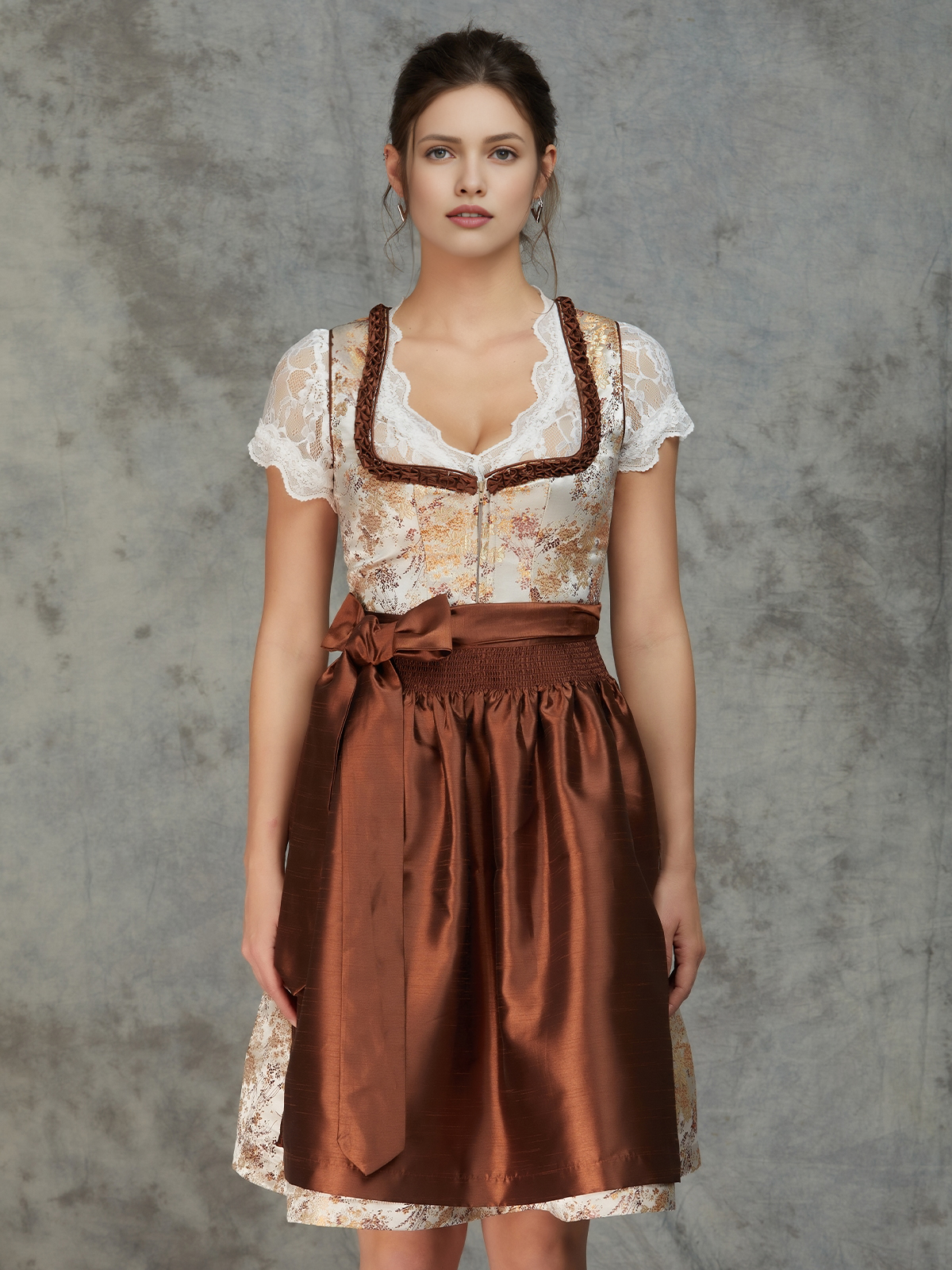 Modernes Dirndl in Gelb – perfekt für den Stadtlook