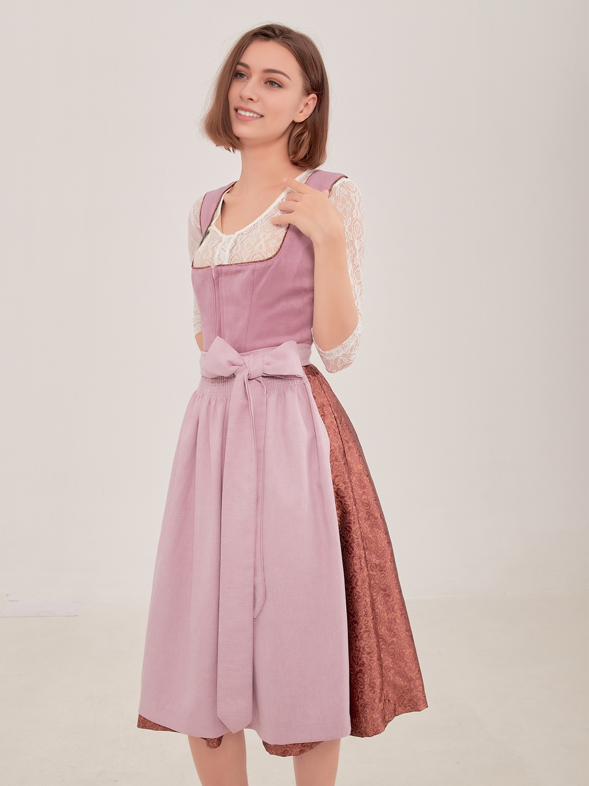 Lila Samtdirndl mit Spitzenbesatz