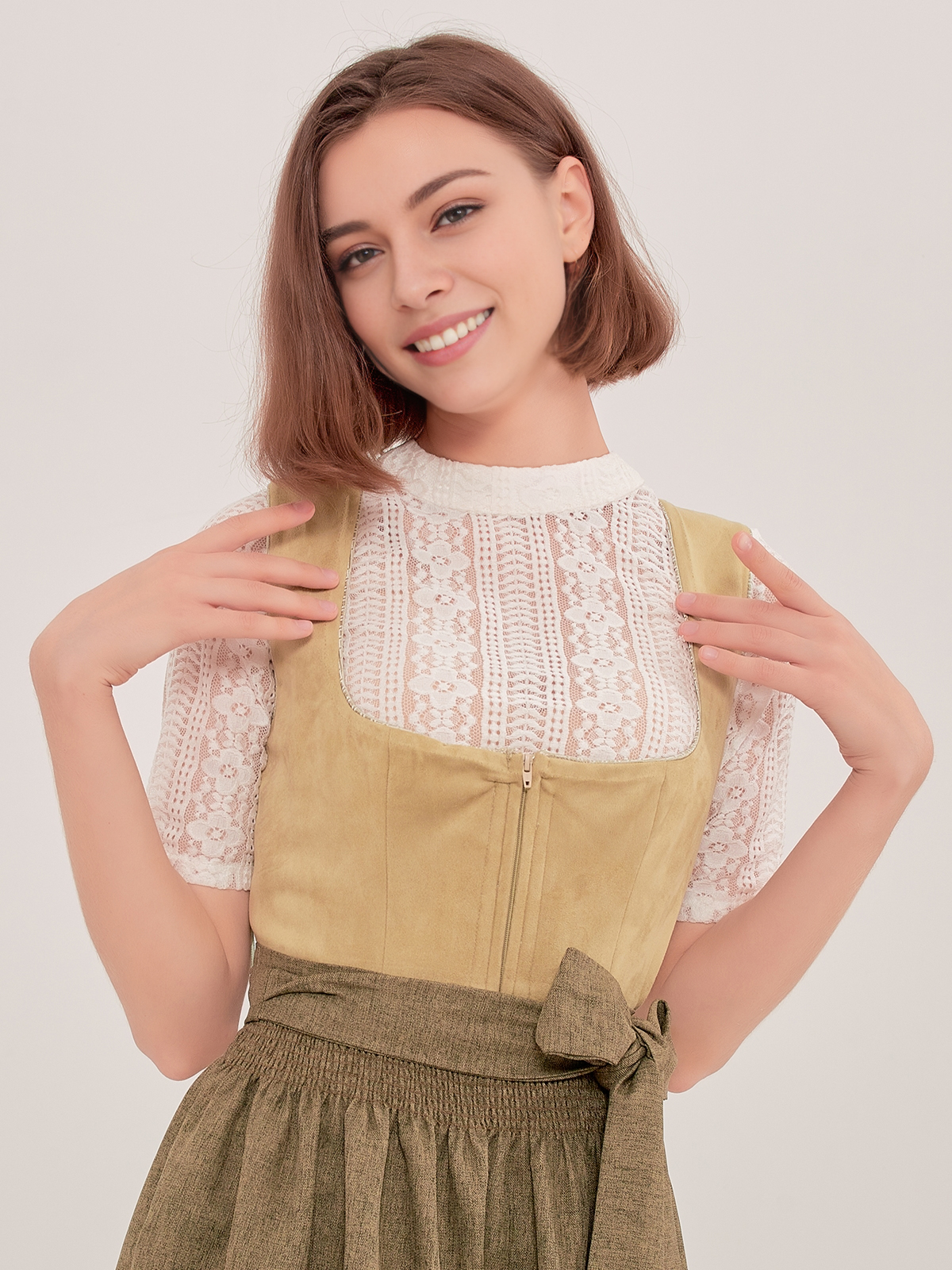 Traditionelles grünes Dirndl mit weißer Bluse