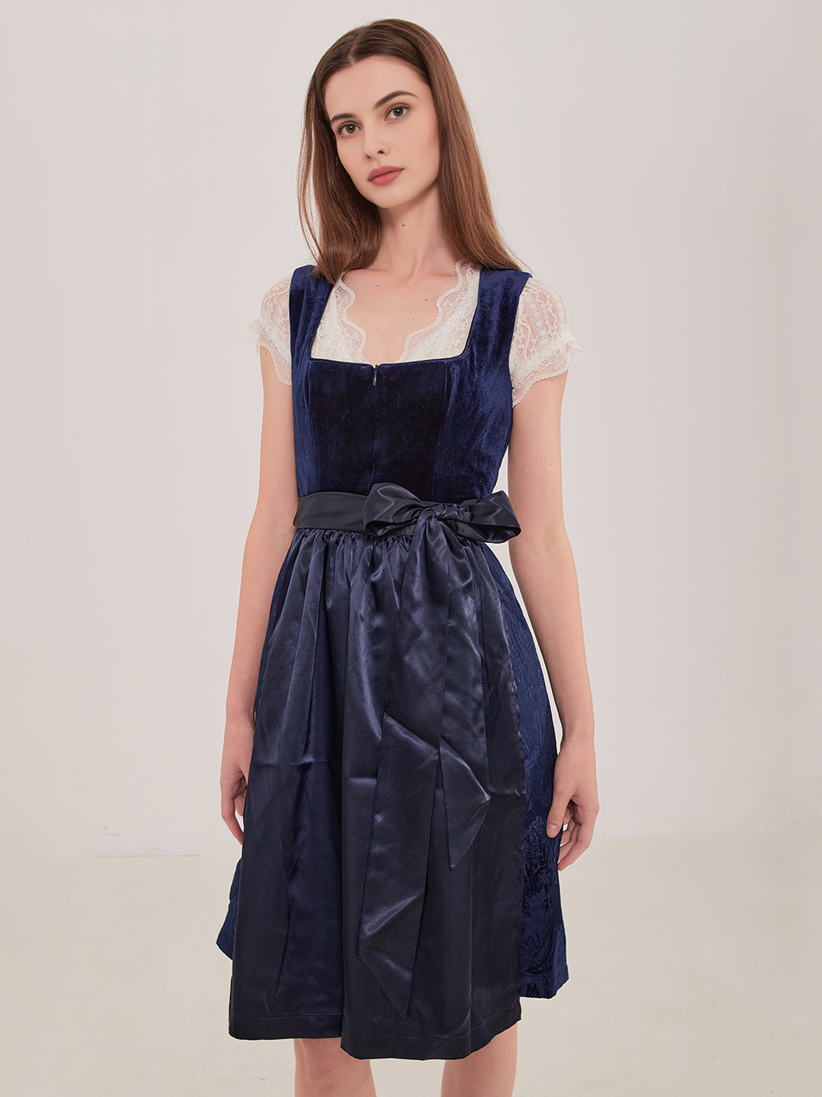 Modernes Dirndl in Blau mit eleganter Bluse
