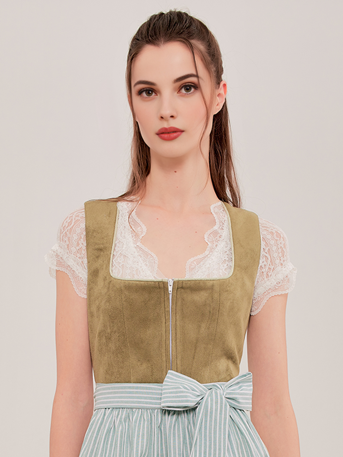 Modernes Dirndl in Grün – perfekt für den urbanen Stil