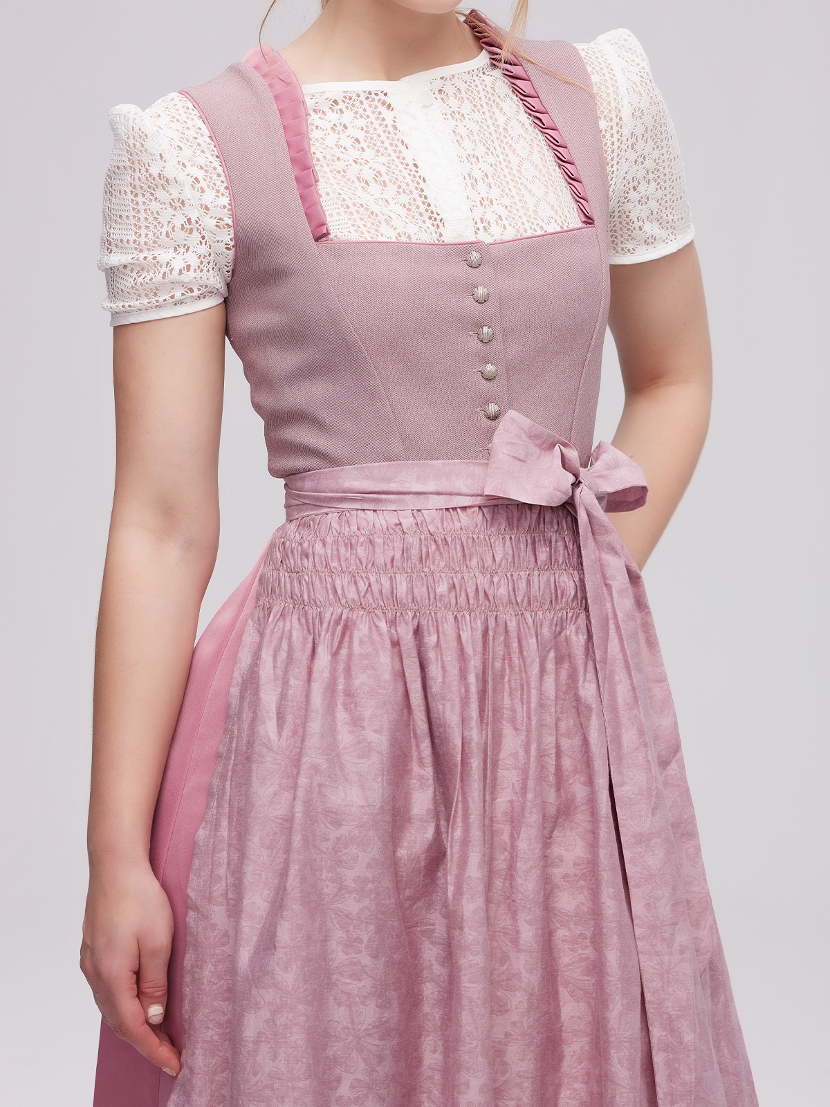 Dirndlbluse lang in lila mit Spitzenbesatz