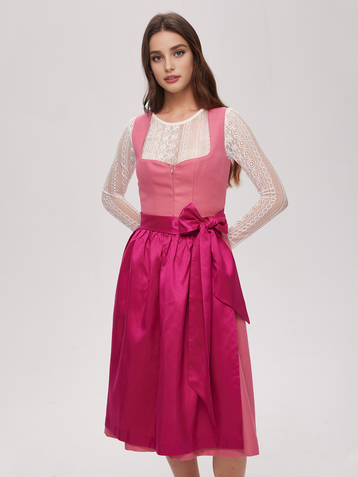 Traditionelles pinkfarbenes Dirndl mit modernem Schnitt