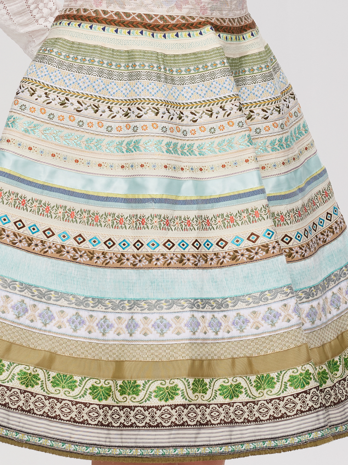 Ein modernes gelbes Dirndl mit floralen Details, perfekt für Festivals und Hochzeiten