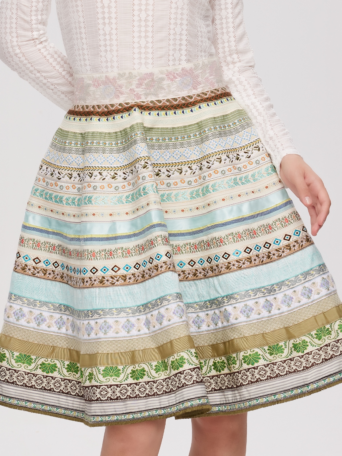 Modernes Dirndl in Rot mit figurbetonendem Schnitt
