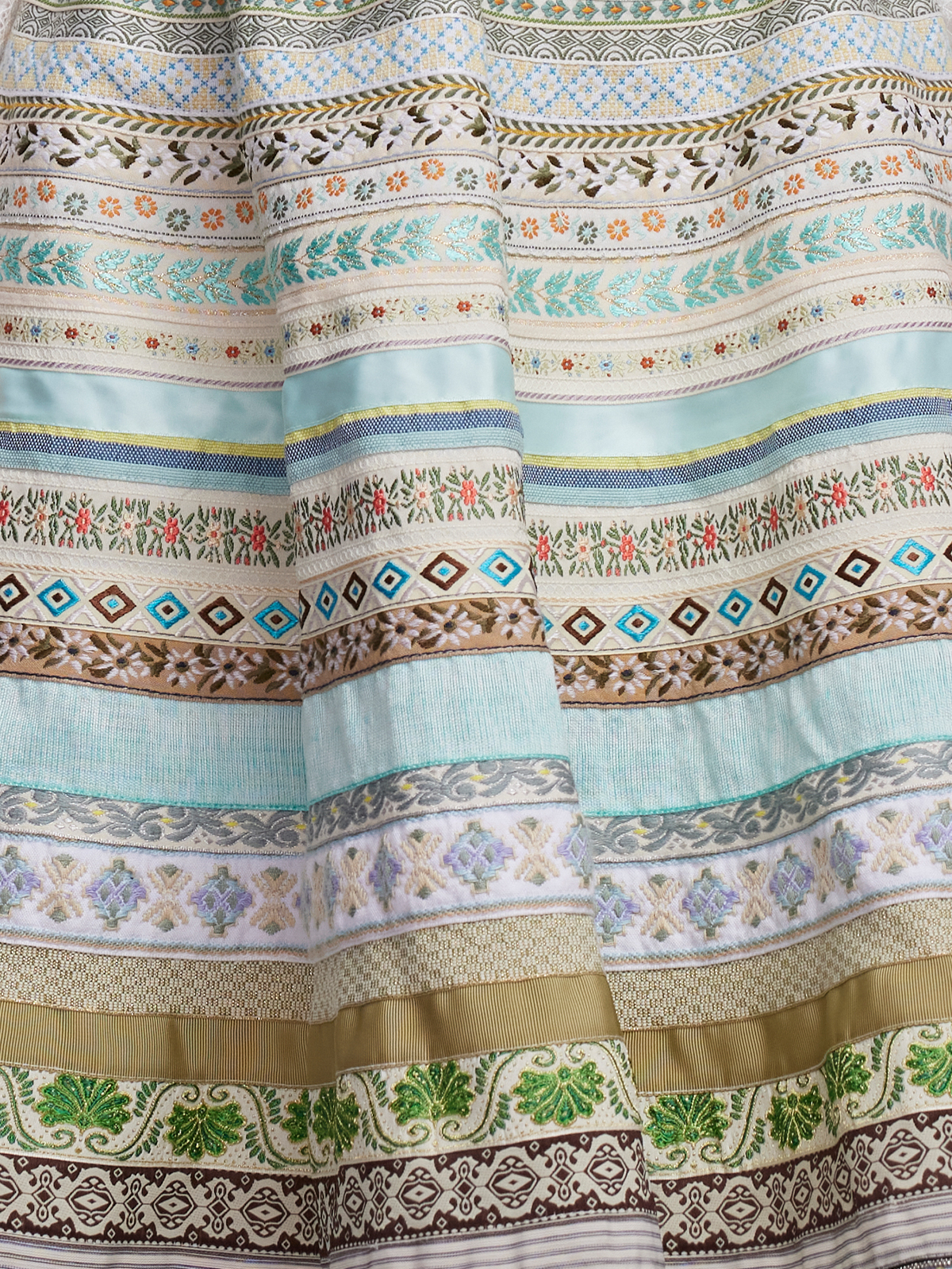 Modernes grünes Dirndl mit schwarzer Bluse