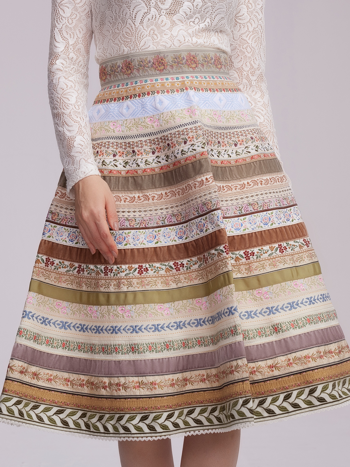 Modernes Dirndl in Beige mit raffinierten Details
