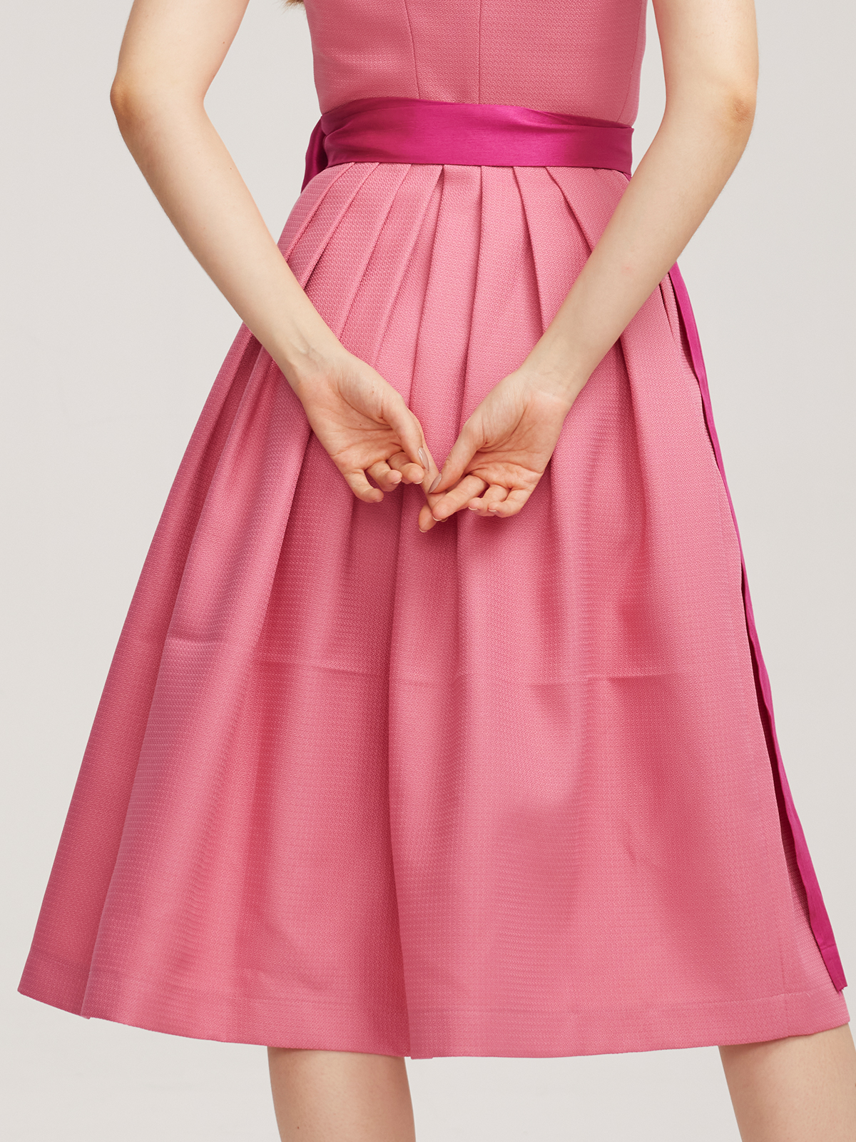 Graues Dirndl mit pinker Schürze – ein ungewöhnlicher Hingucker