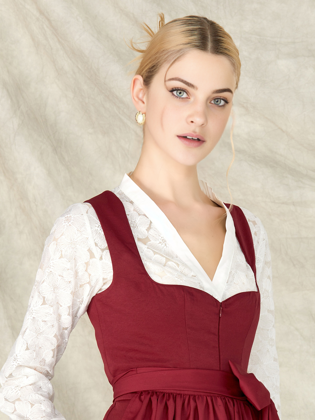 Grünes Samt Dirndl mit modernem Schnitt