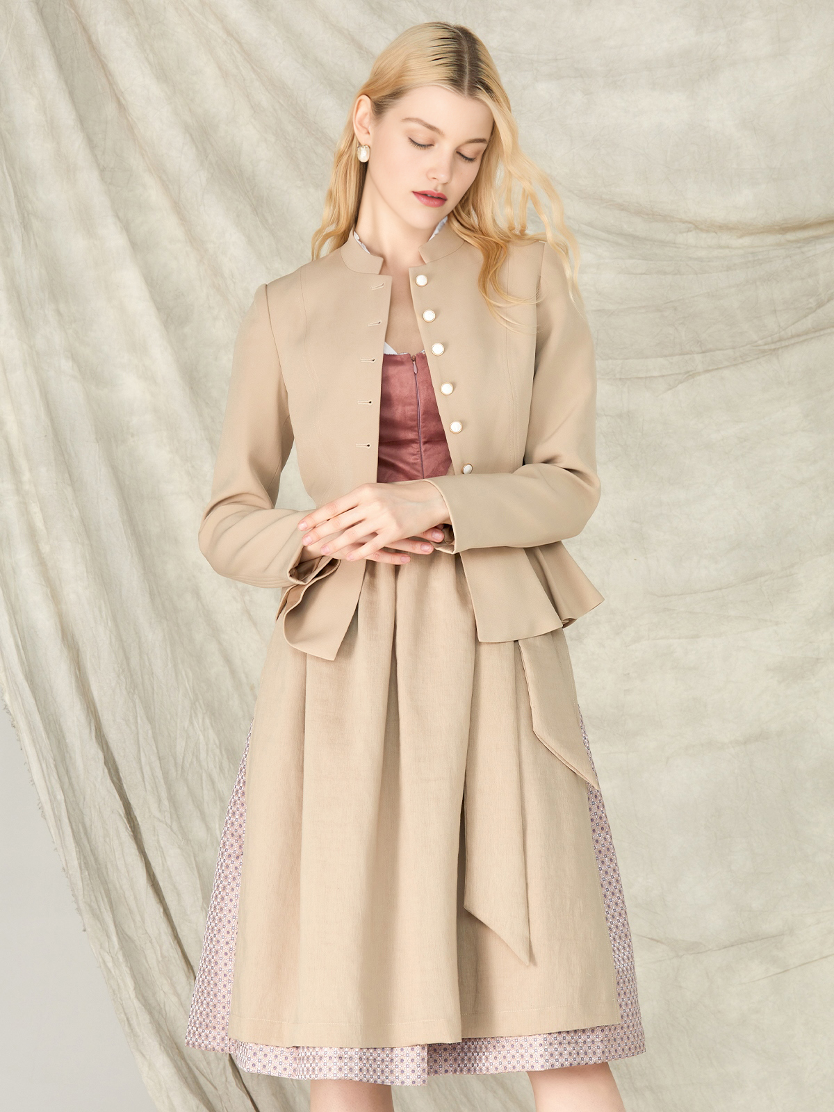 Ein elegantes Wildleder Dirndl in Braun mit traditionellen Details