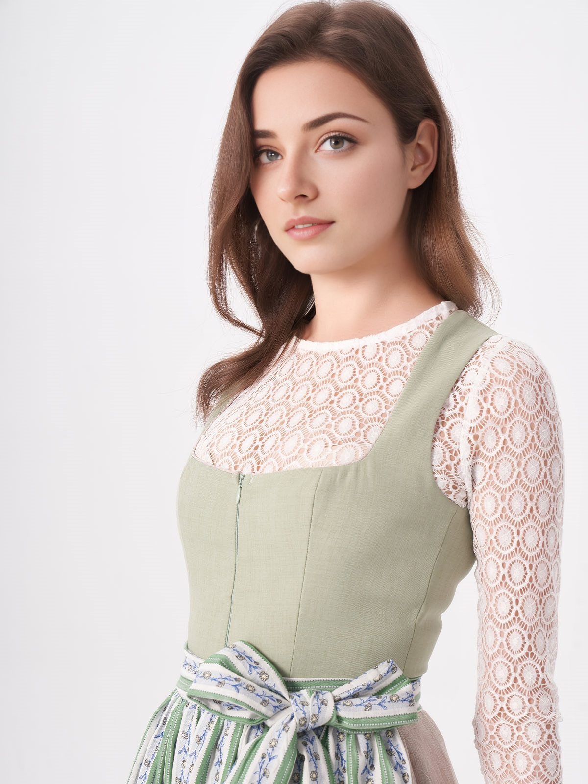 Rotes Dirndl in Grün – ein unerwarteter Kontrast