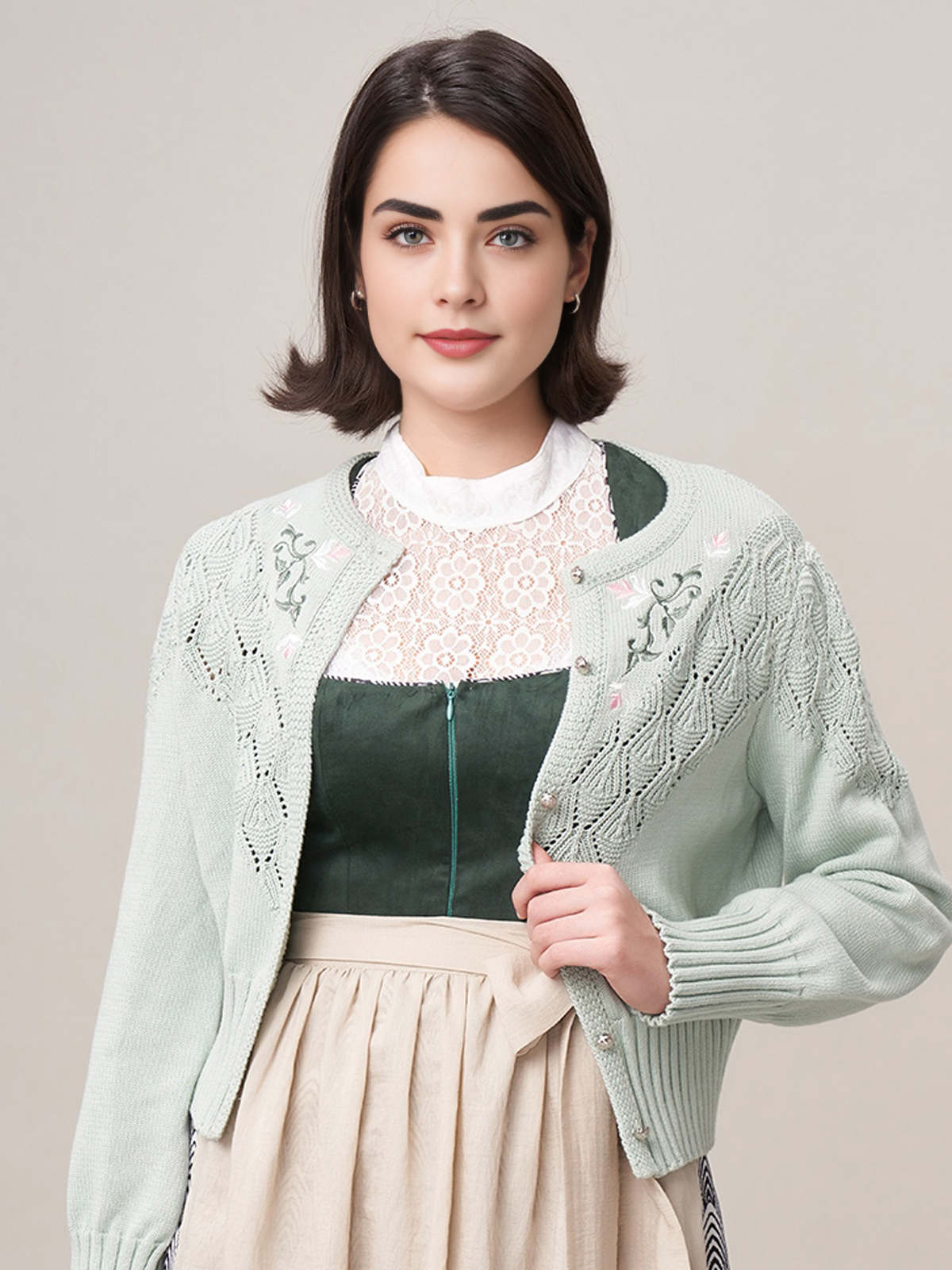 Modernes Dirndl in olivgrün mit feinen Strickdetails