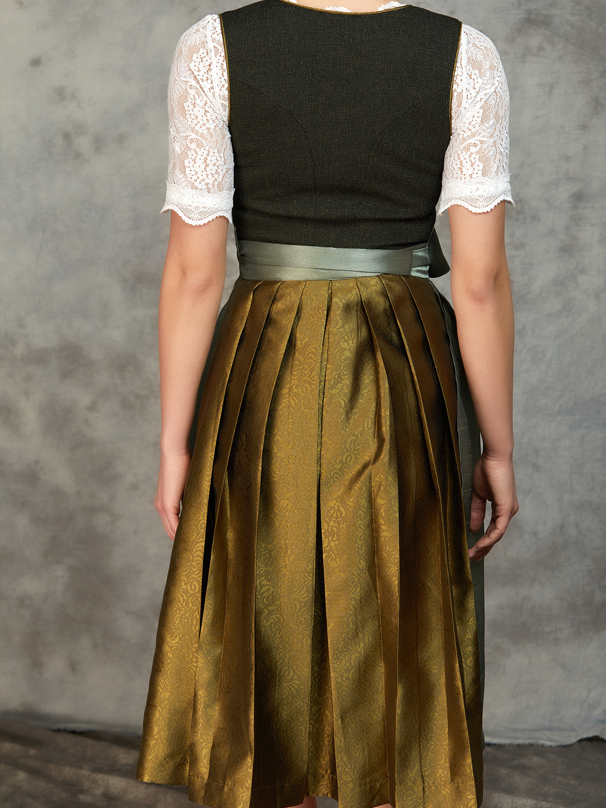 Rot-schwarzes Dirndl mit floralen Details