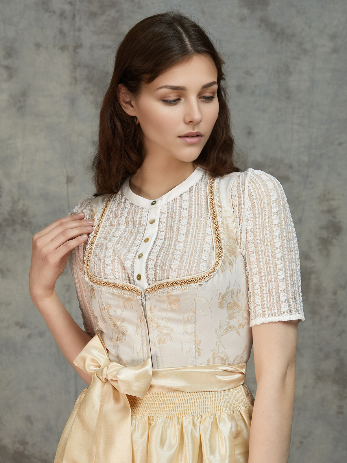 Dirndl Orange – strahlend wie die Sonne