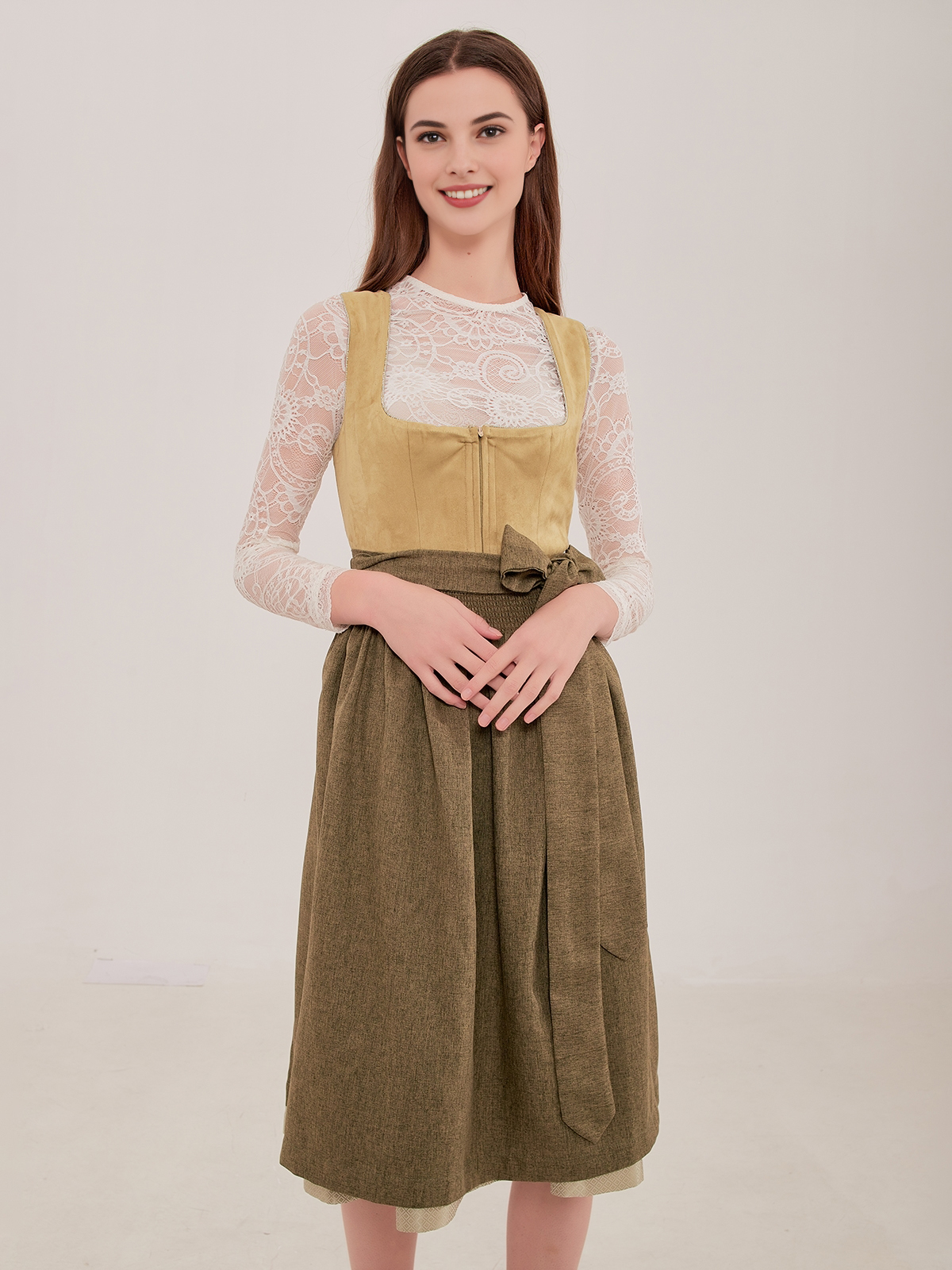 Dirndl in Flieder – Eleganz und Tradition vereint