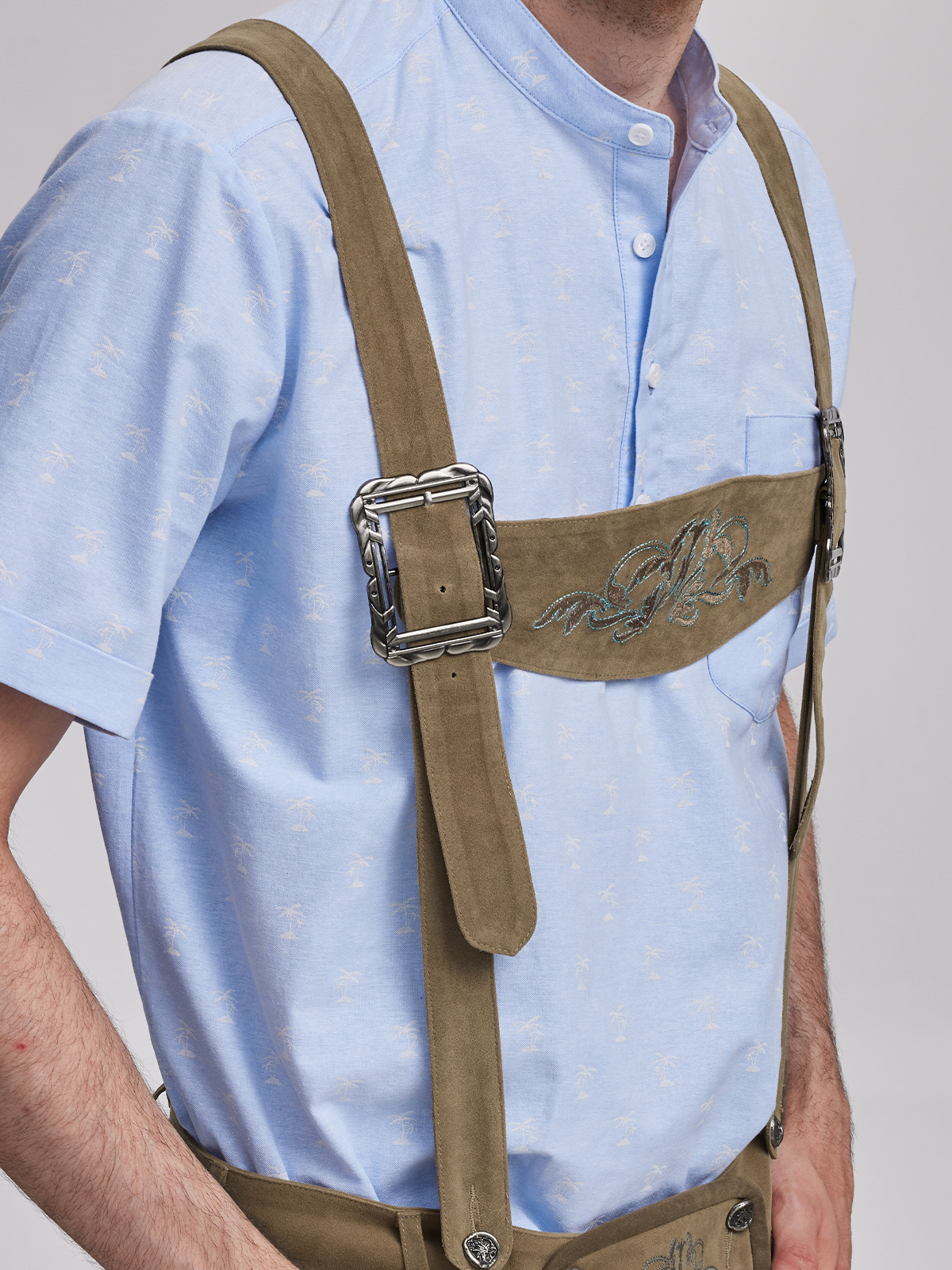 Traditionelles hellblaues Dirndl mit passendem Schuhwerk