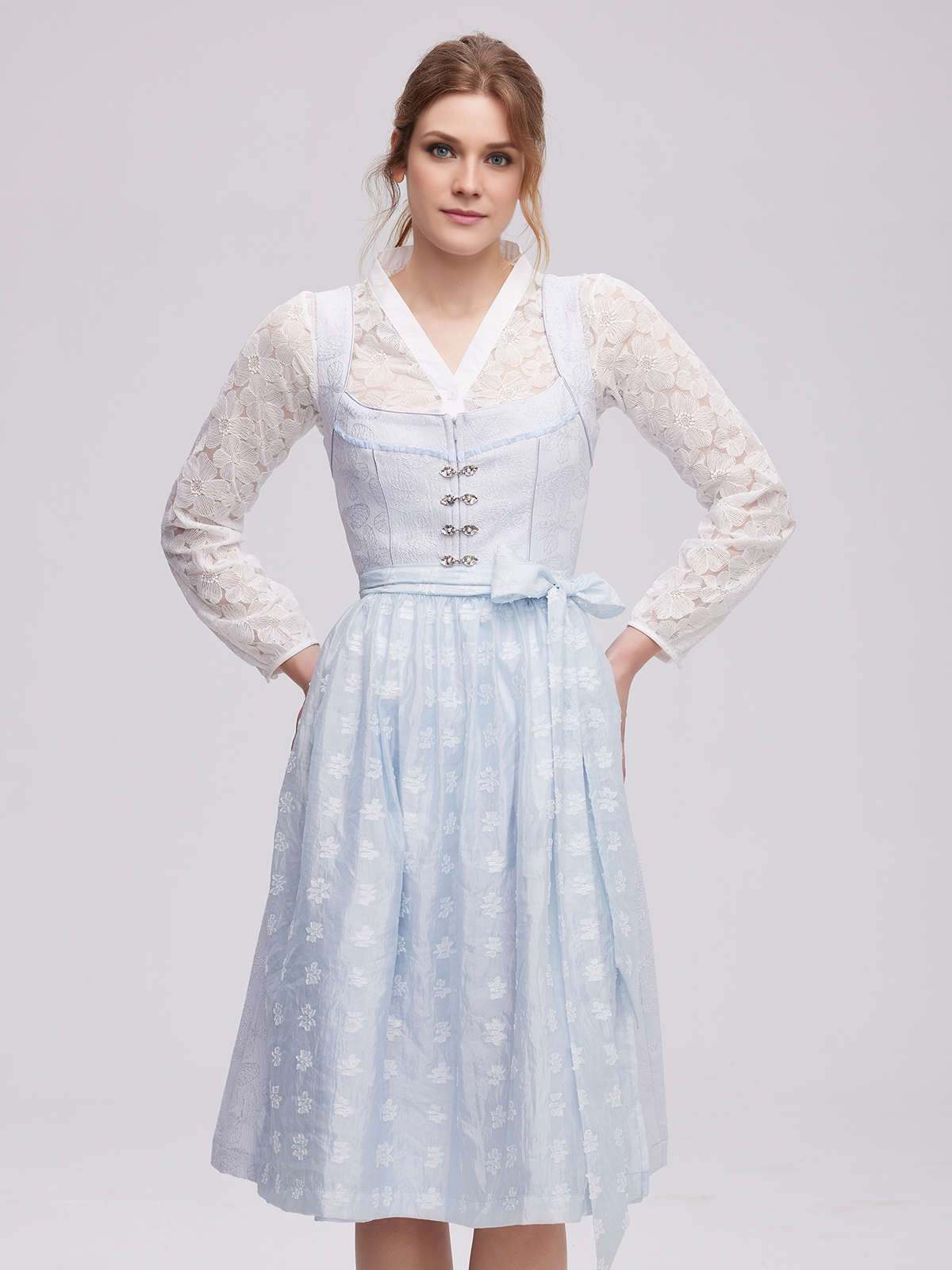 Weinrotes Dirndl mit eleganter Jacke