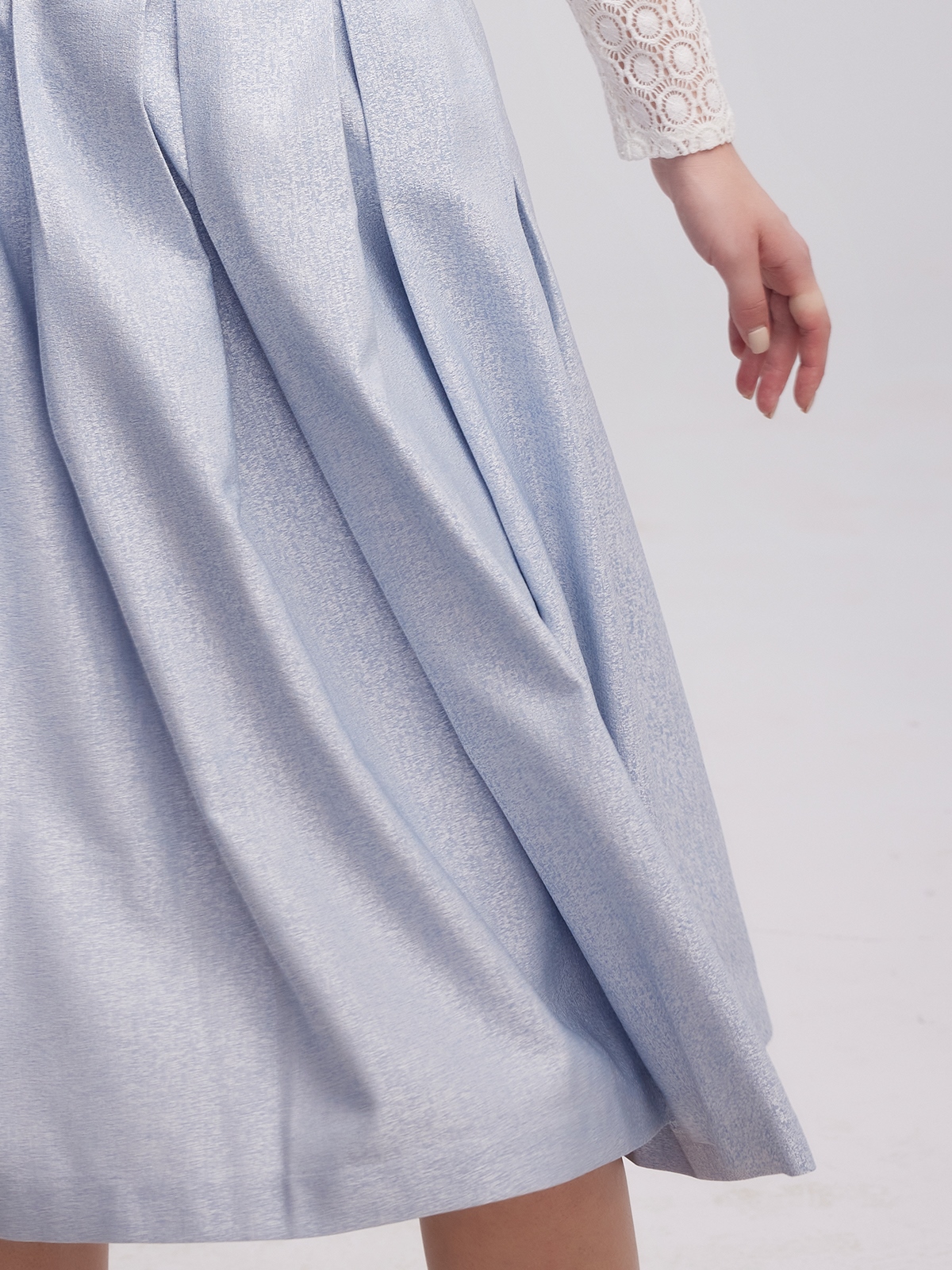 Modernes Dirndl in Blau mit floralen Akzenten