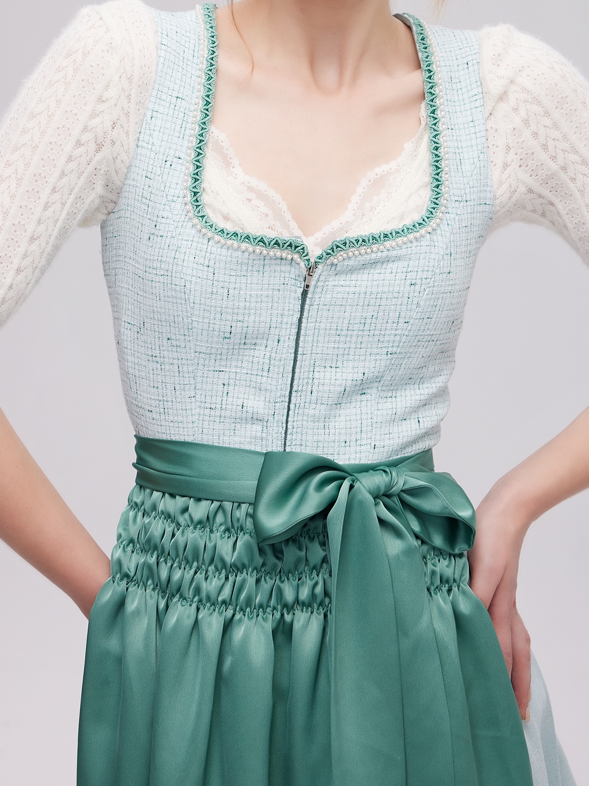 Samt Dirndl Grün – Eleganz trifft Tradition
