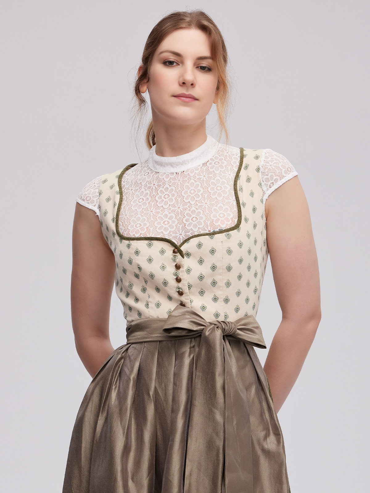 Rosa Dirndl in eleganter Atmosphäre