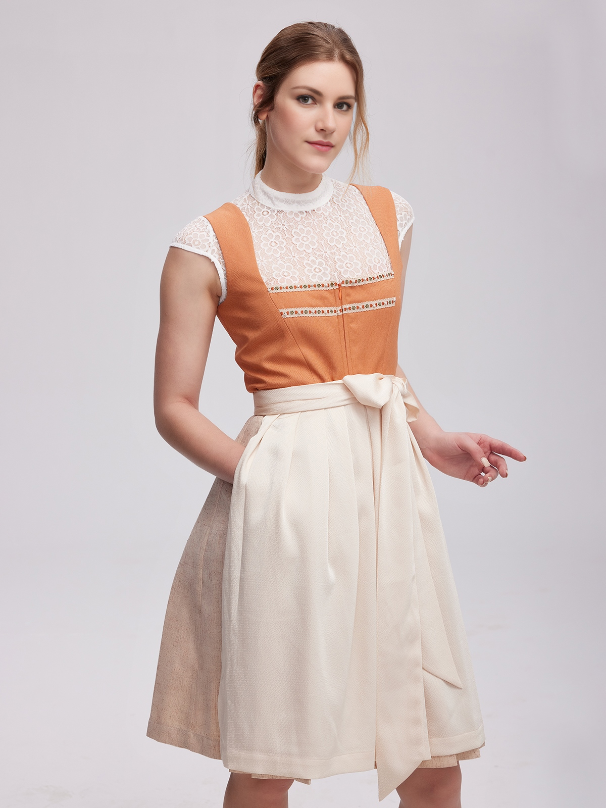 Dirndl in Orange – stilvoll und modern