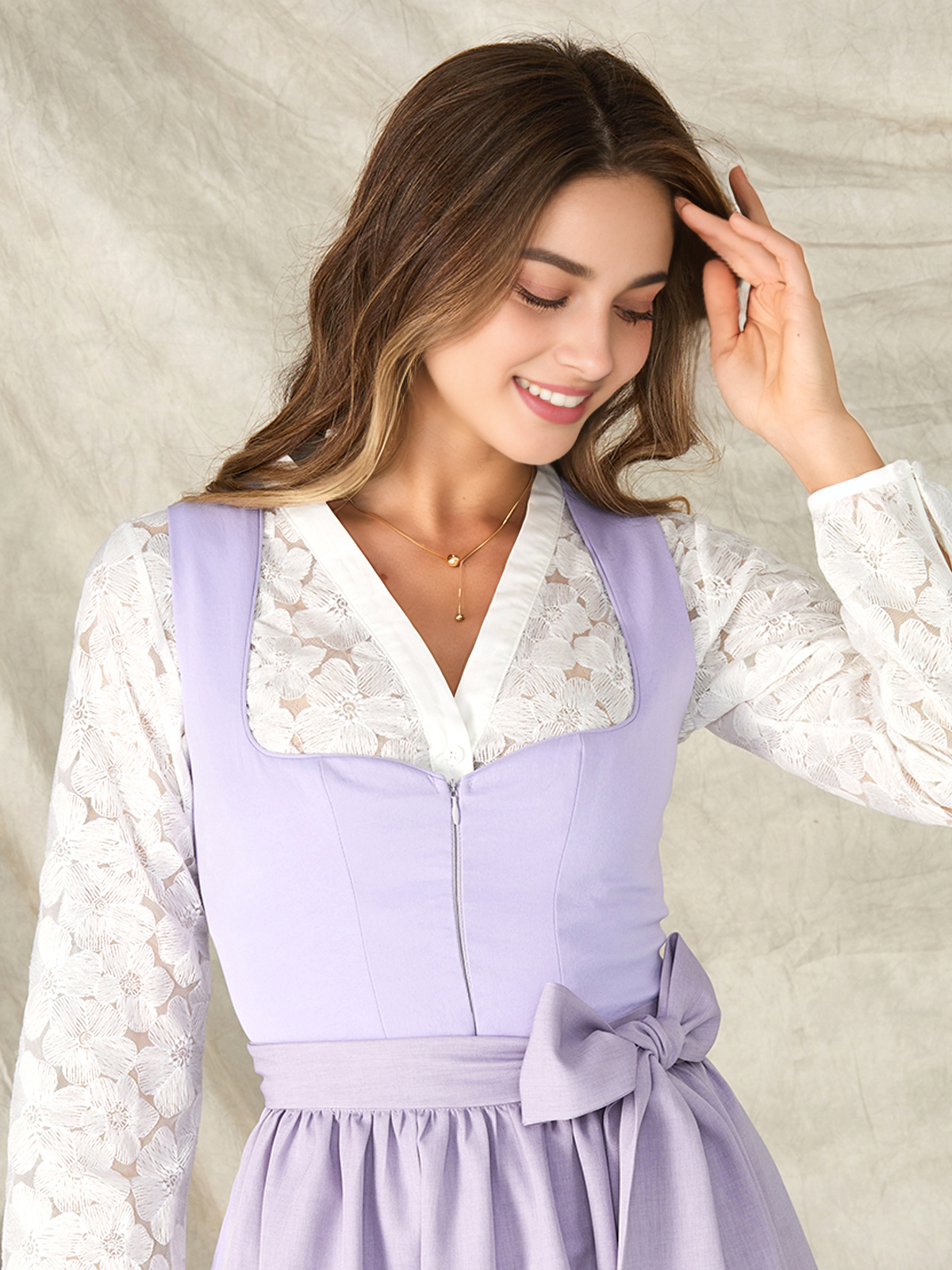 Modernes Dirndl in Lila – perfekt für den urbanen Look