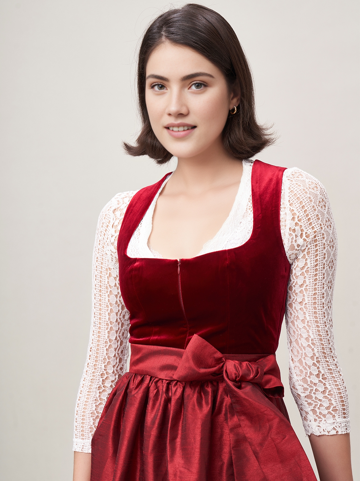 Dirndl in rot samt – ein Highlight für jeden Anlass