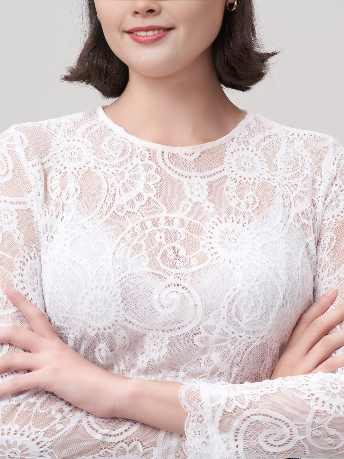 Dirndl mit weißer Bluse und Spitzenausschnitt