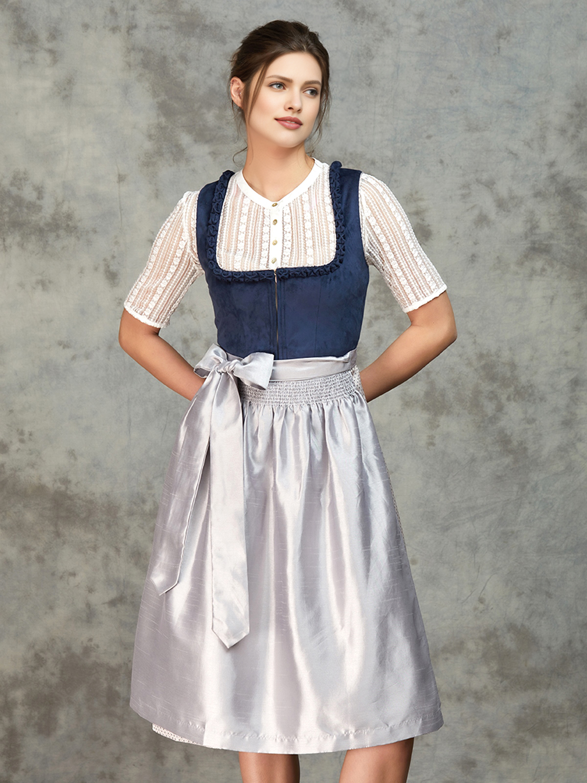 Modernes Dirndl in Blau mit floralen Details