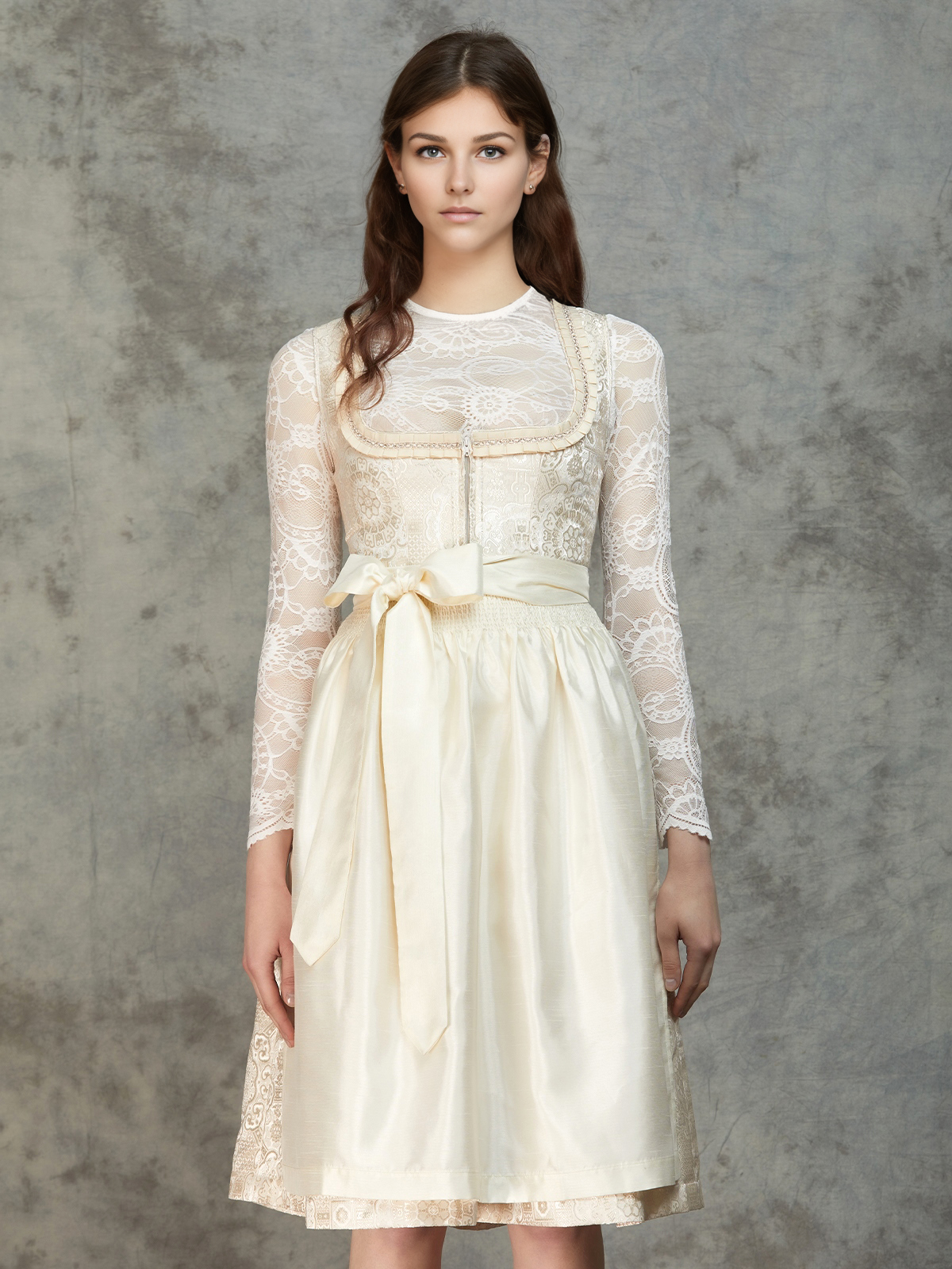 Modernes Dirndl in Weiß mit roter Schürze