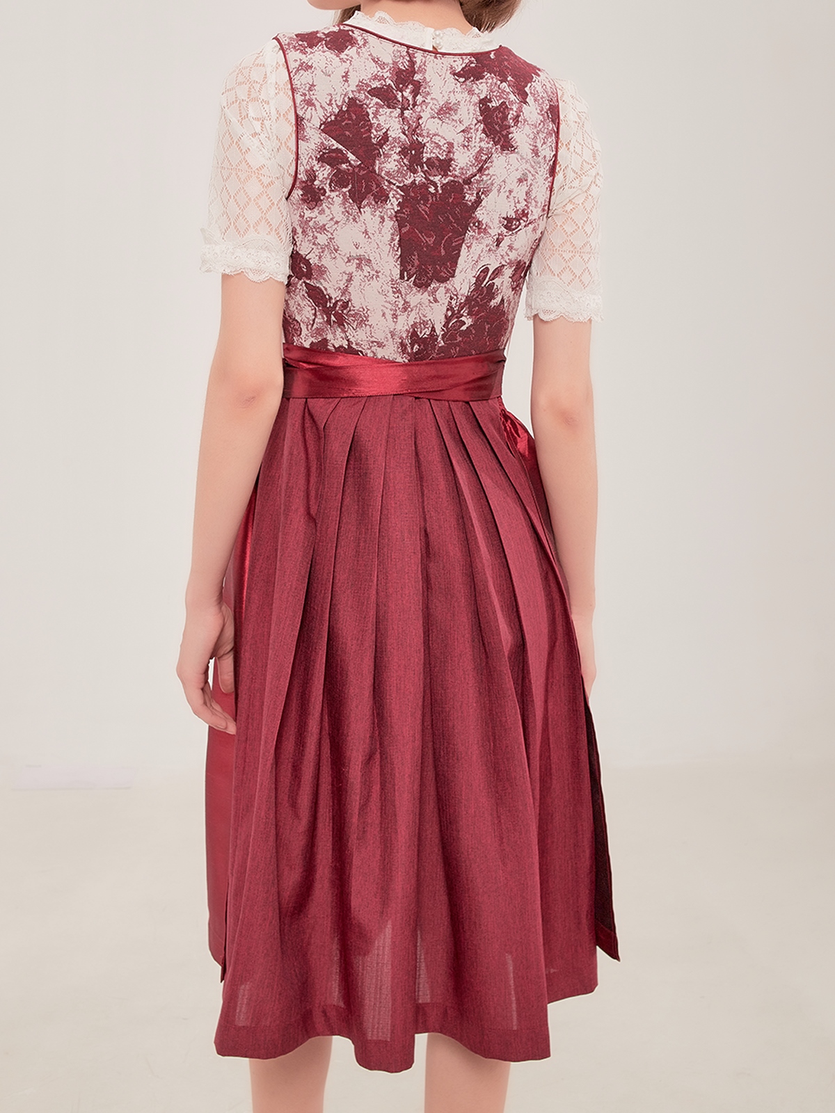 Dirndl in Rot mit Spitzenbluse