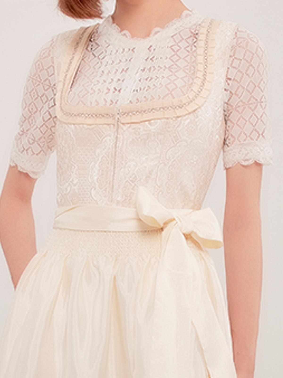 Pinkes Samt Dirndl – Eleganz und Tradition vereint