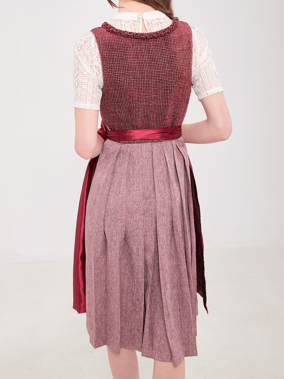 Dirndl in Rot – modern und traditionell zugleich