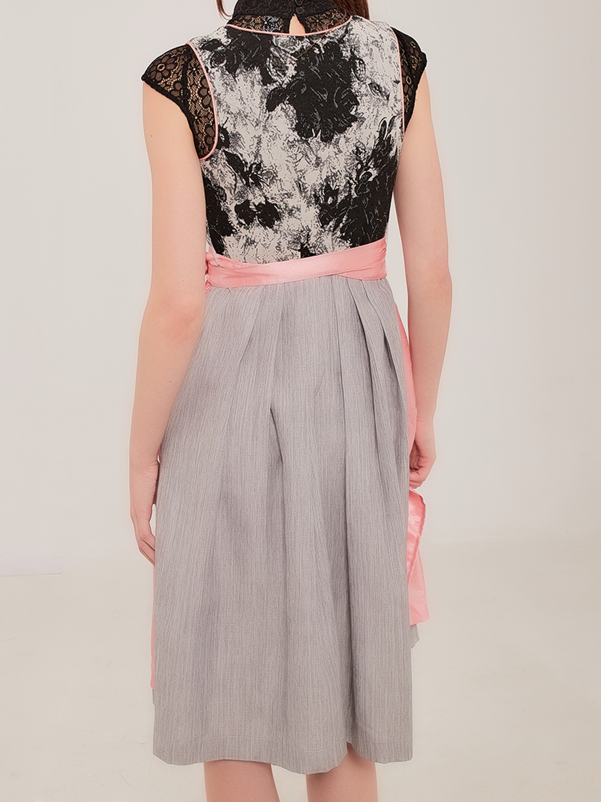Dirndl in Schwarz – zeitlose Eleganz