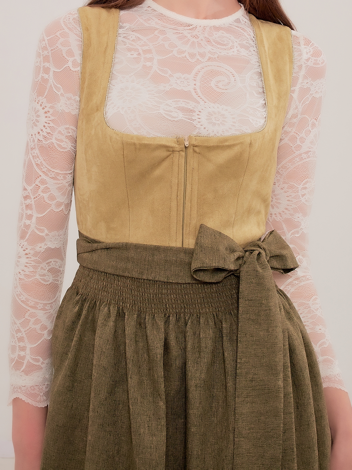 Modernes dunkelblau Dirndl mit schlichter Eleganz